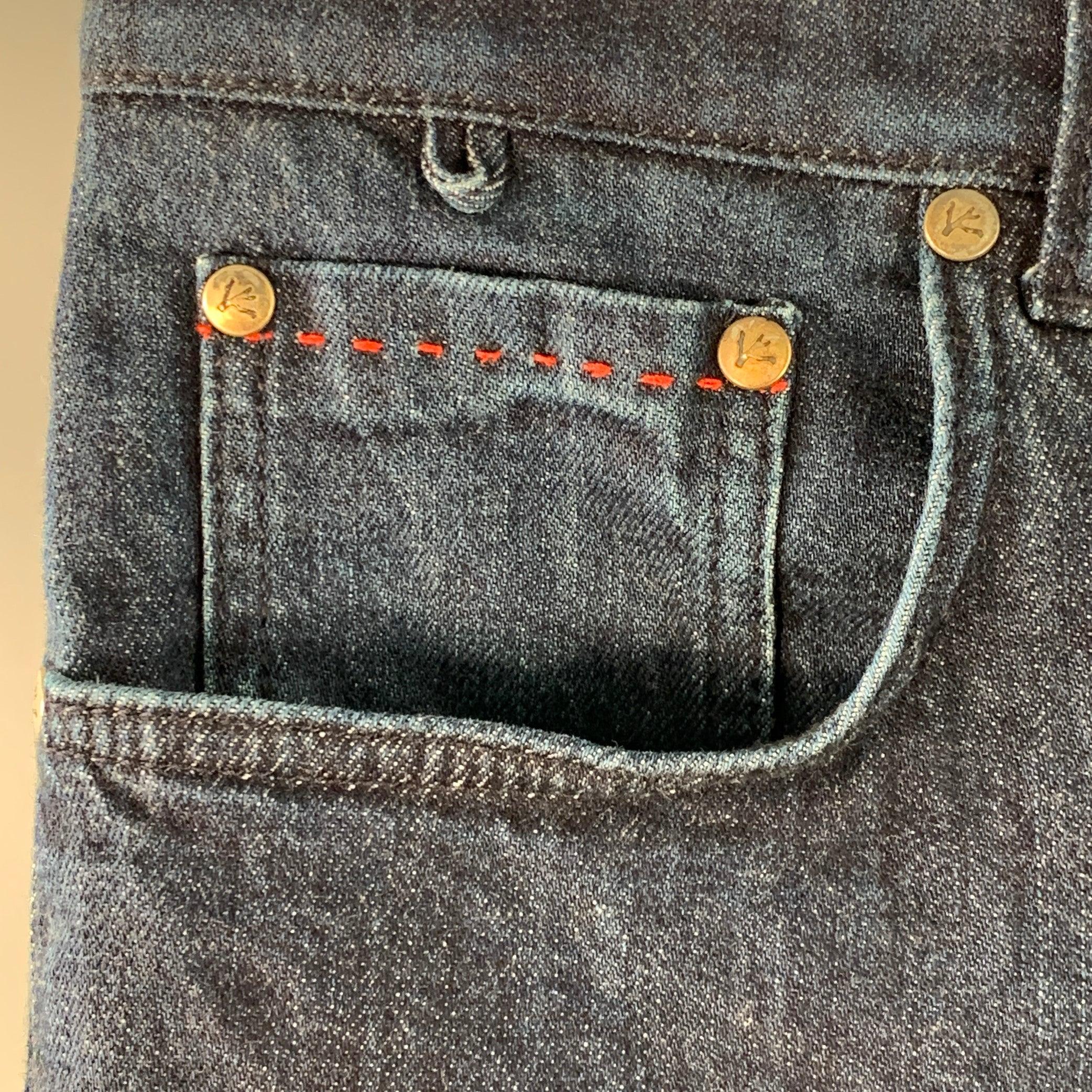 Vaqueros ISAIA
en sarga vaquera de algodón azul con orillo, cinco bolsillos (con detalle de bolsillo monedero cosido en rojo), pernera ajustada y bragueta con cremallera. Made in Italy. Muy buen estado de conservación. Pequeños signos de desgaste.