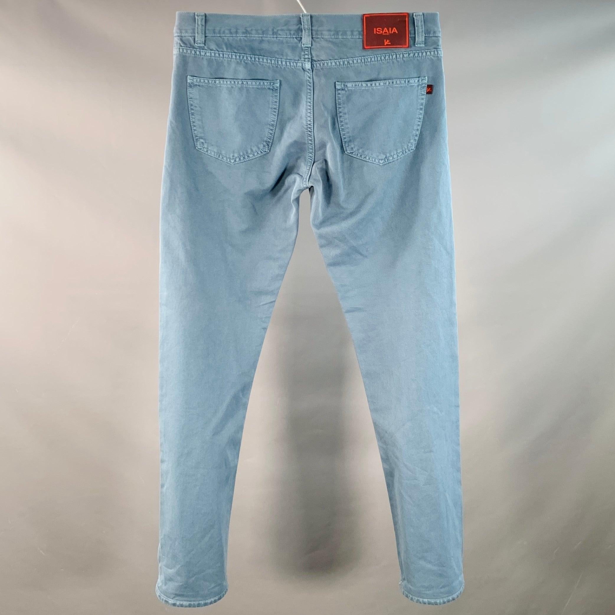 Pantalones informales ISAIA en sarga de algodón orillada de color azul grisáceo, con un estilo de cinco bolsillos, pernera recta y cierre con bragueta de botones. Fabricado en Italia.Excelente estado de conservación. 

Marcado:   34 

Medidas: 
 