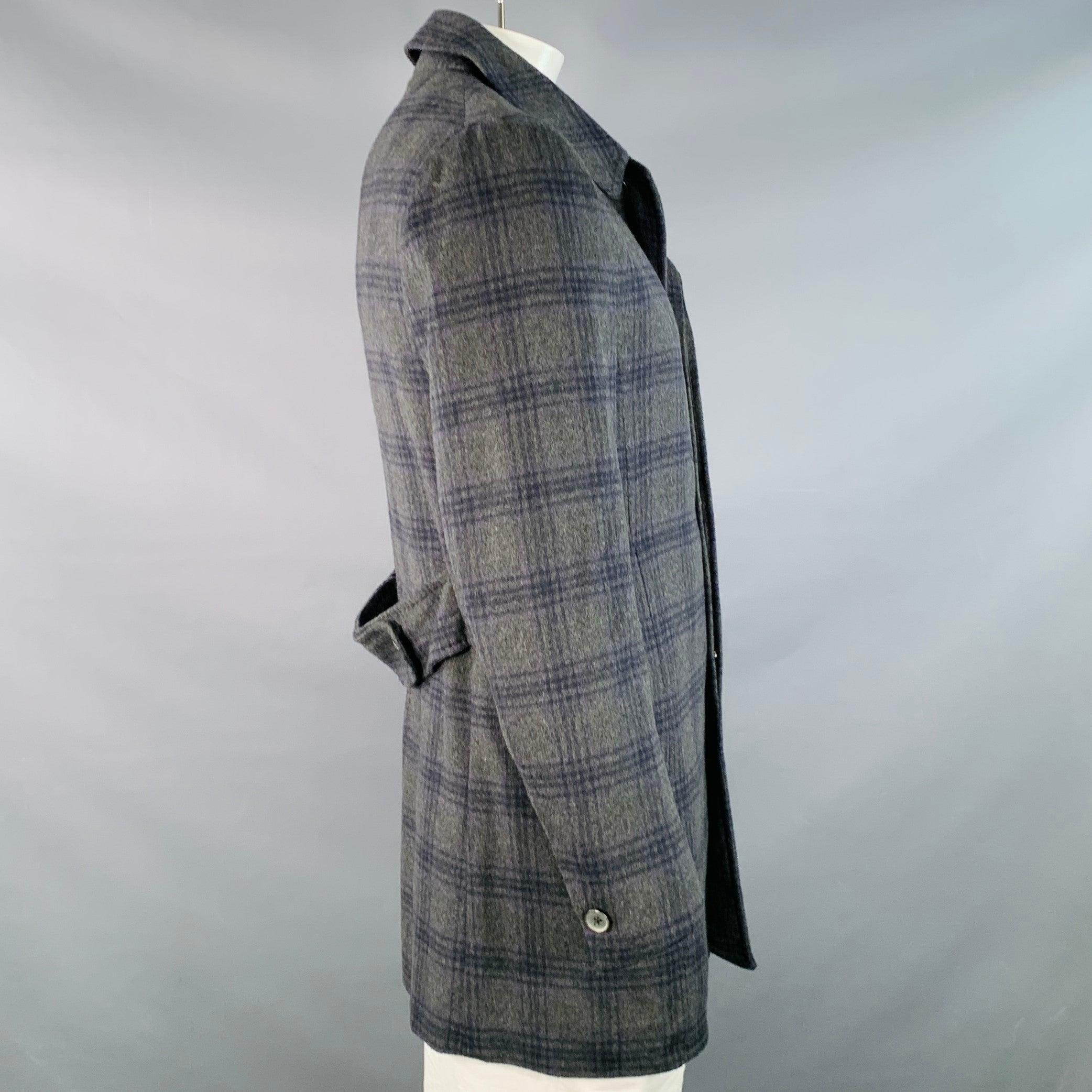 Isaia-Mantel
aus grauem und violettem Kaschmir mit Karomuster, Einreiher und verdecktem Knopfverschluss. Made in Italy Ausgezeichneter Pre-Owned Zustand. 

Markiert:   IT 48 

Abmessungen: 
 
Schultern: 18,5 Zoll Brustumfang: 43 Zoll Ärmelumfang: