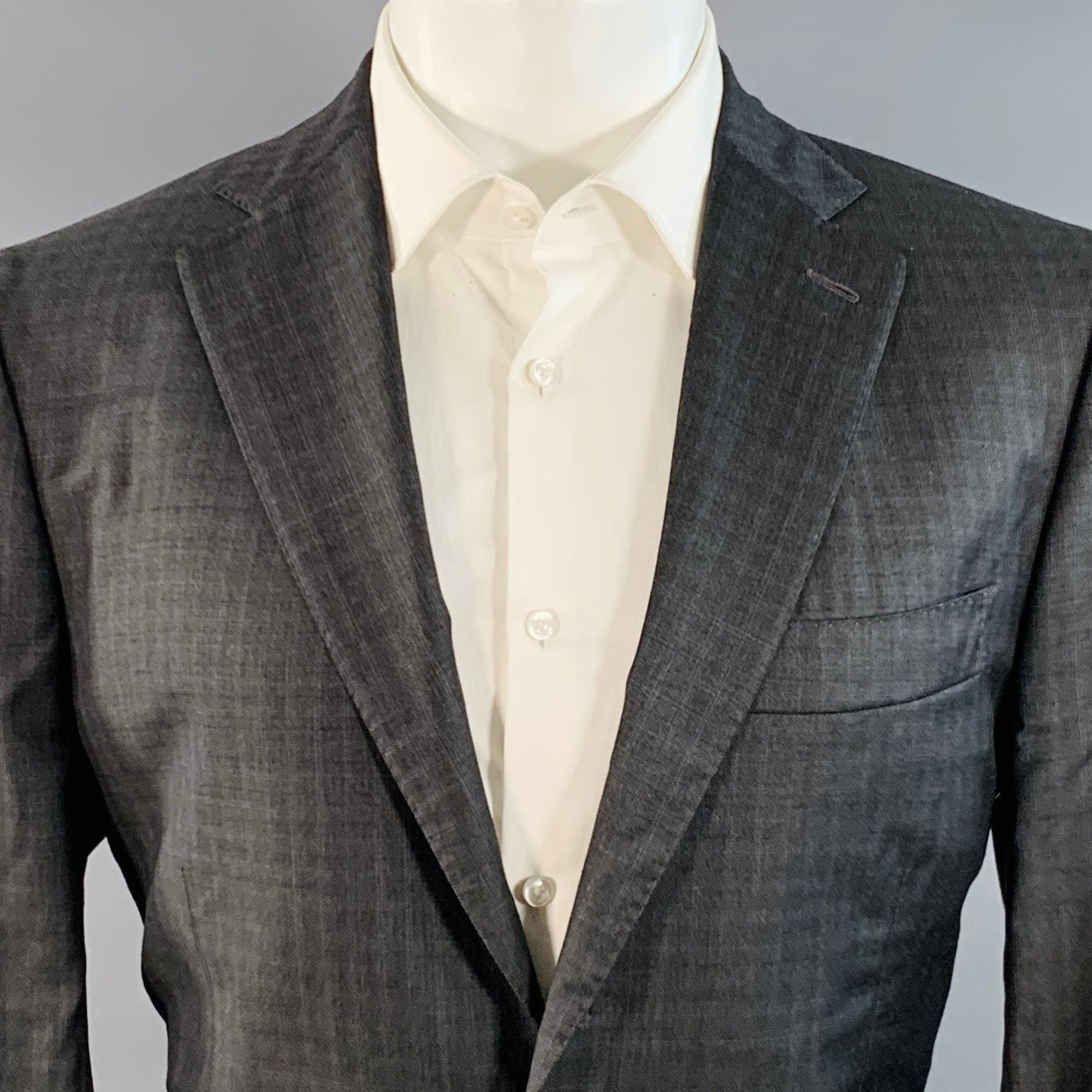 ISAIA Sportmantel
aus grauer und blauer Wolle mit Karomuster,
Revers mit Kerbe, doppelter Belüftung auf der Rückseite und doppeltem Knopfverschluss Exzellenter, gebrauchter Zustand. 

Markiert:   IT 50 

Abmessungen: 
 
Schultern: 18,25 Zoll