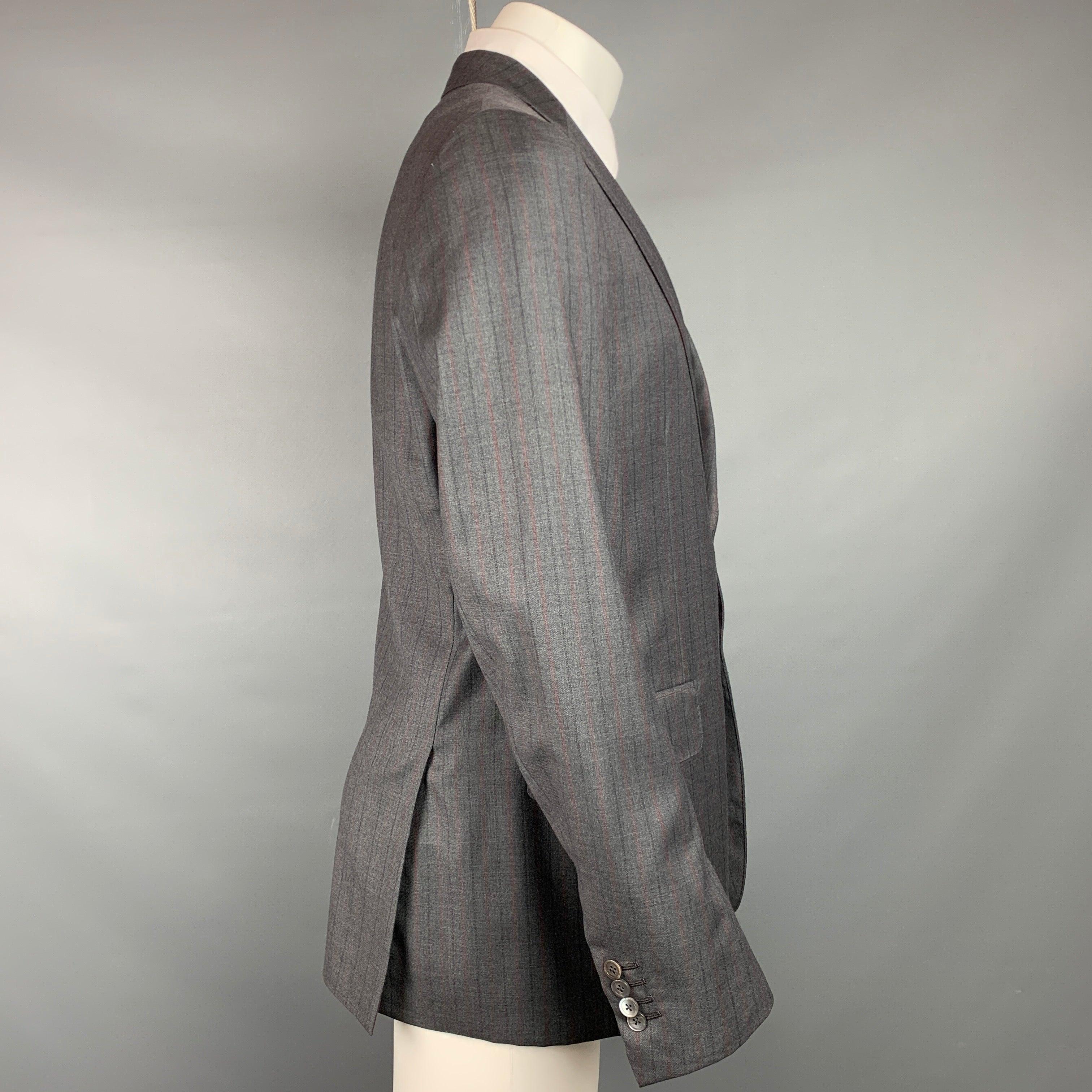Abrigo sport ISAIA de lana a rayas gris y marengo con forro completo, solapa de muesca, bolsillos con solapa y cierre con doble botonadura. Made in Italy. Muy buen estado de conservación. 

Marcado:   IT 50 

Medidas: 
 
Hombro 17,5 pulgadas  Pecho:
