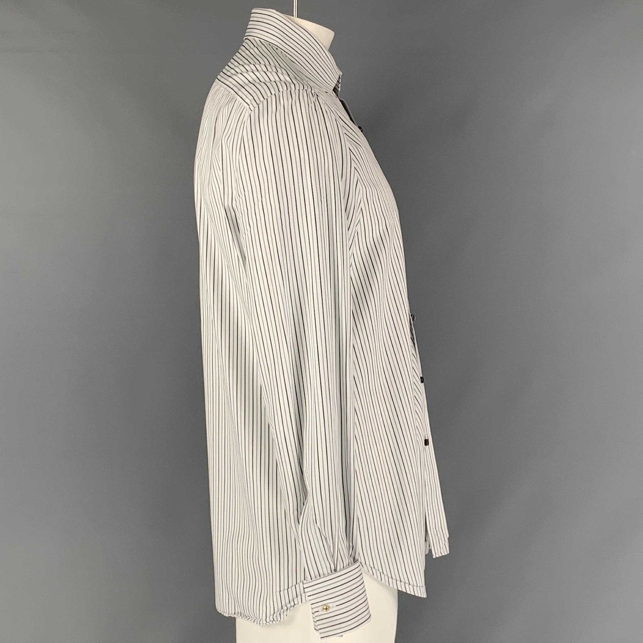 La chemise à manches longues Isaia est en coton rayé blanc et noir. Elle présente un col rond, des poignets français et se ferme par un bouton. Fabriqué en Italie. Excellent état. 

Marqué :   42 -16 1/2 

Mesures : 
 
Épaule : 19.5 pouces Poitrine