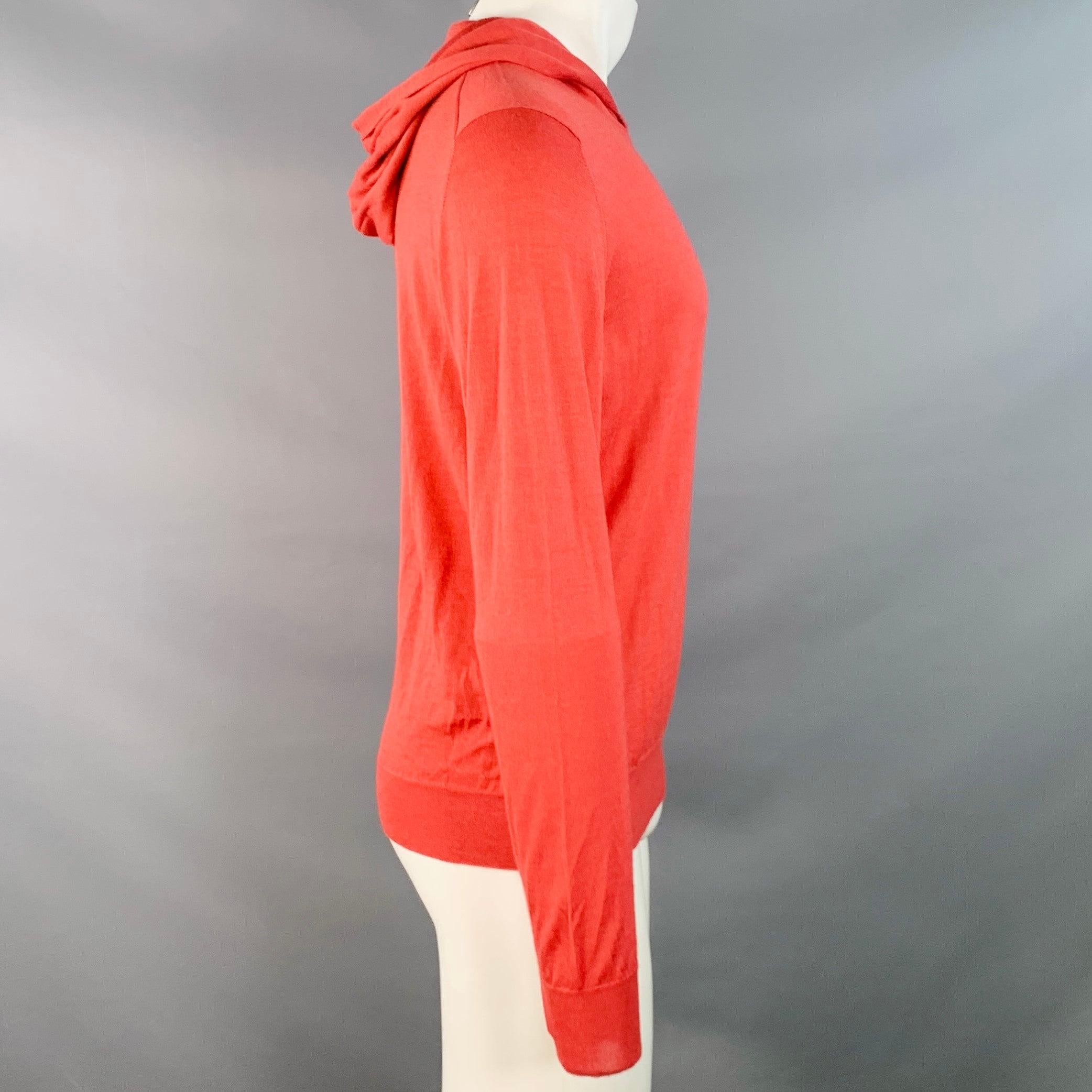 Pullover Isaia
in un
rosso mattone
in seta cashmere, con cappuccio e maniche lunghe. Prodotto in Italia. Buone condizioni d'uso. Le maniche sono leggermente allungate a causa dell'usura e sono leggermente irregolari in lunghezza. Controlla le