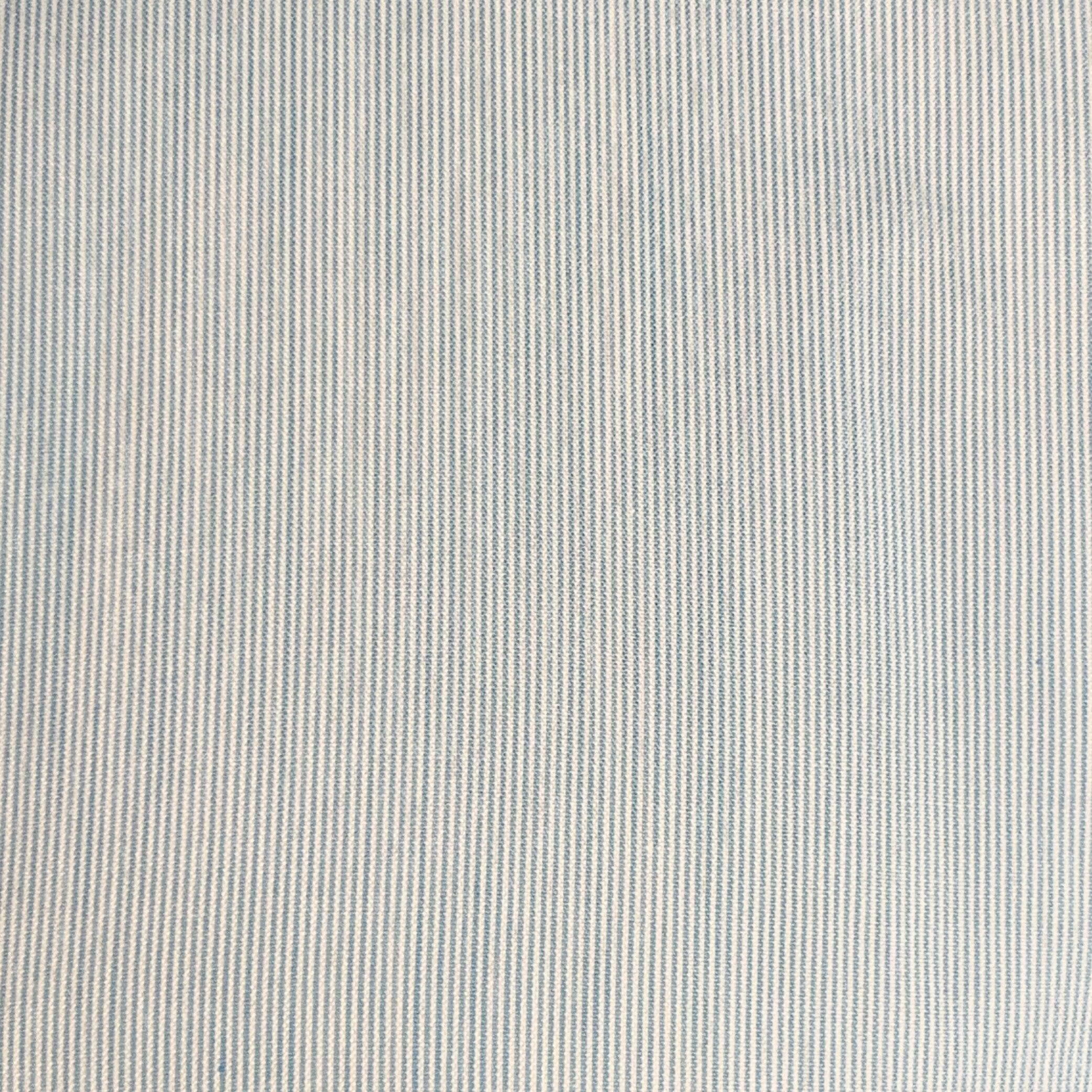 Isaia Langarmhemd aus blau-weißem Baumwollgewebe mit Stehkragen, Mikrostreifenmuster und Knopfverschluss. Made in Italy. sehr guter gebrauchter Zustand. Kleines Zeichen. 

Markiert:   Größe nicht markiert 

Abmessungen: 
 
Schultern: 15,5 Zoll