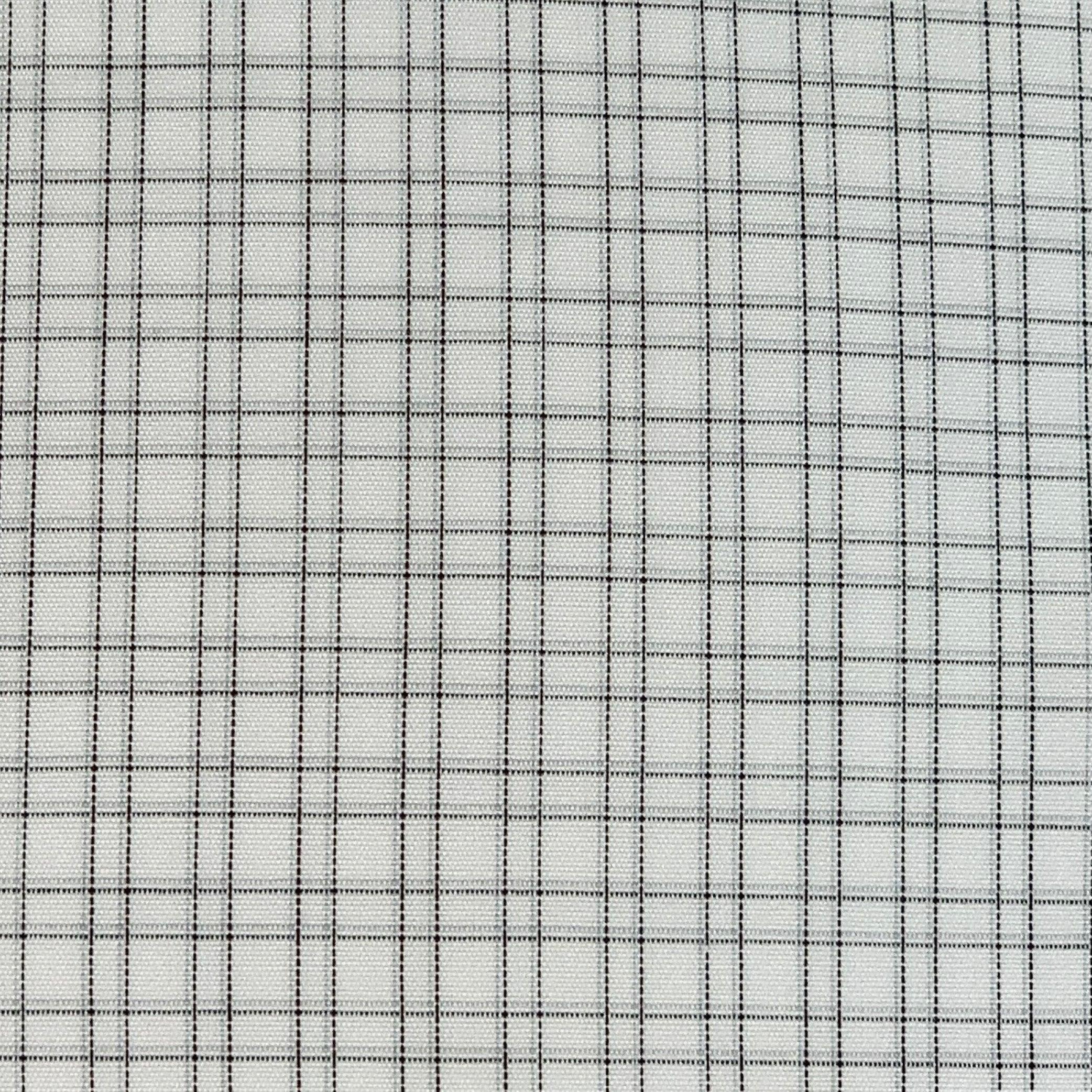 Camicia a maniche lunghe di Isaia in tessuto di cotone bianco e grigio con colletto aperto, motivo a scacchi e chiusura con bottoni. Made in Italy. Eccellente condizione di usato. 

Contrassegnato:   dimensioni non segnate 

Misure: 
 
Spalla: 15