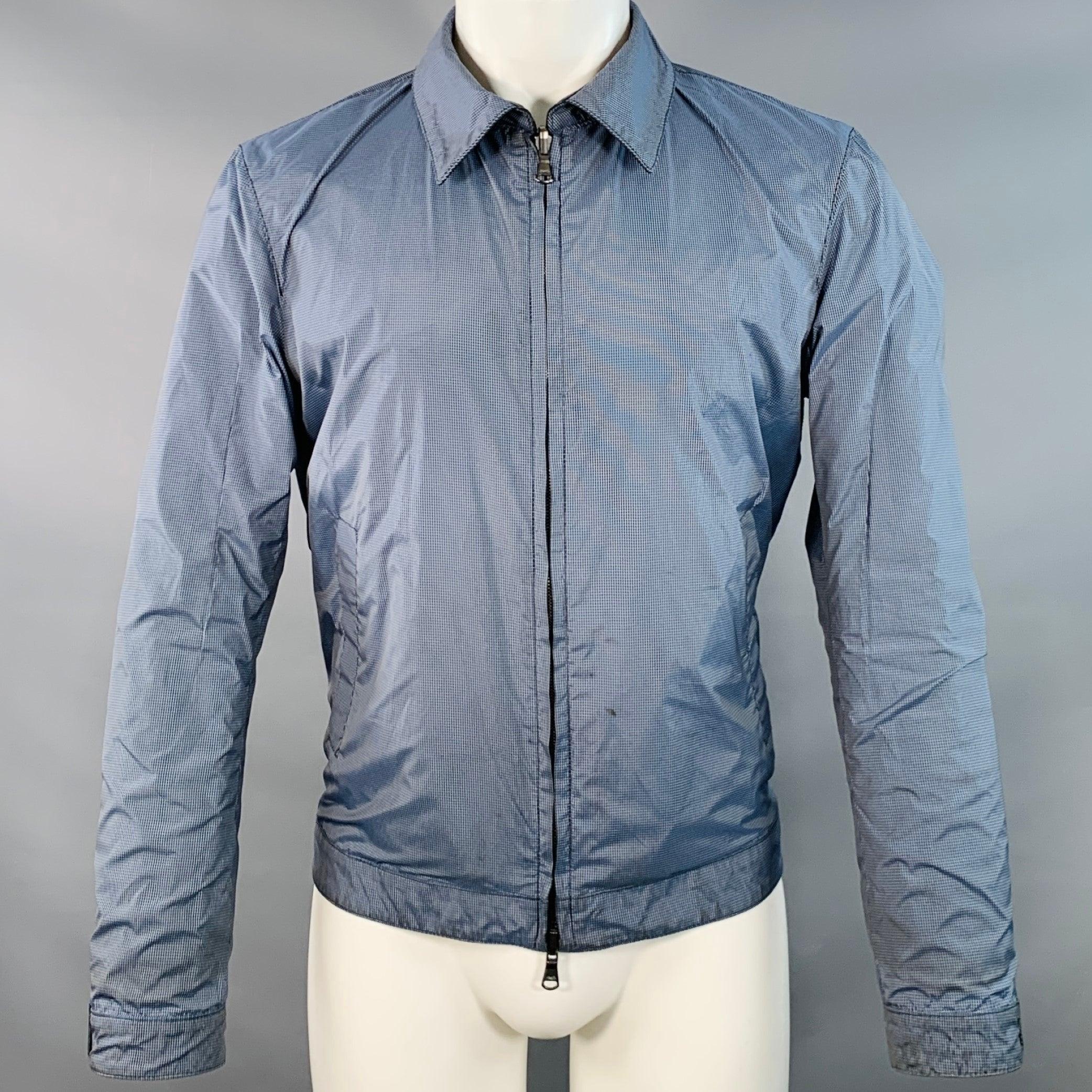 ISAIA SS13 Wendejacke aus schwarzem Lammleder und blau-weißem Polyester, mit Stehkragen, zwei Außentaschen und Reißverschluss. Die lederfreie Seite der Jacke ist ebenfalls mit einem Mikro-Gittermuster versehen.sehr guter gebrauchter Zustand. Kleiner