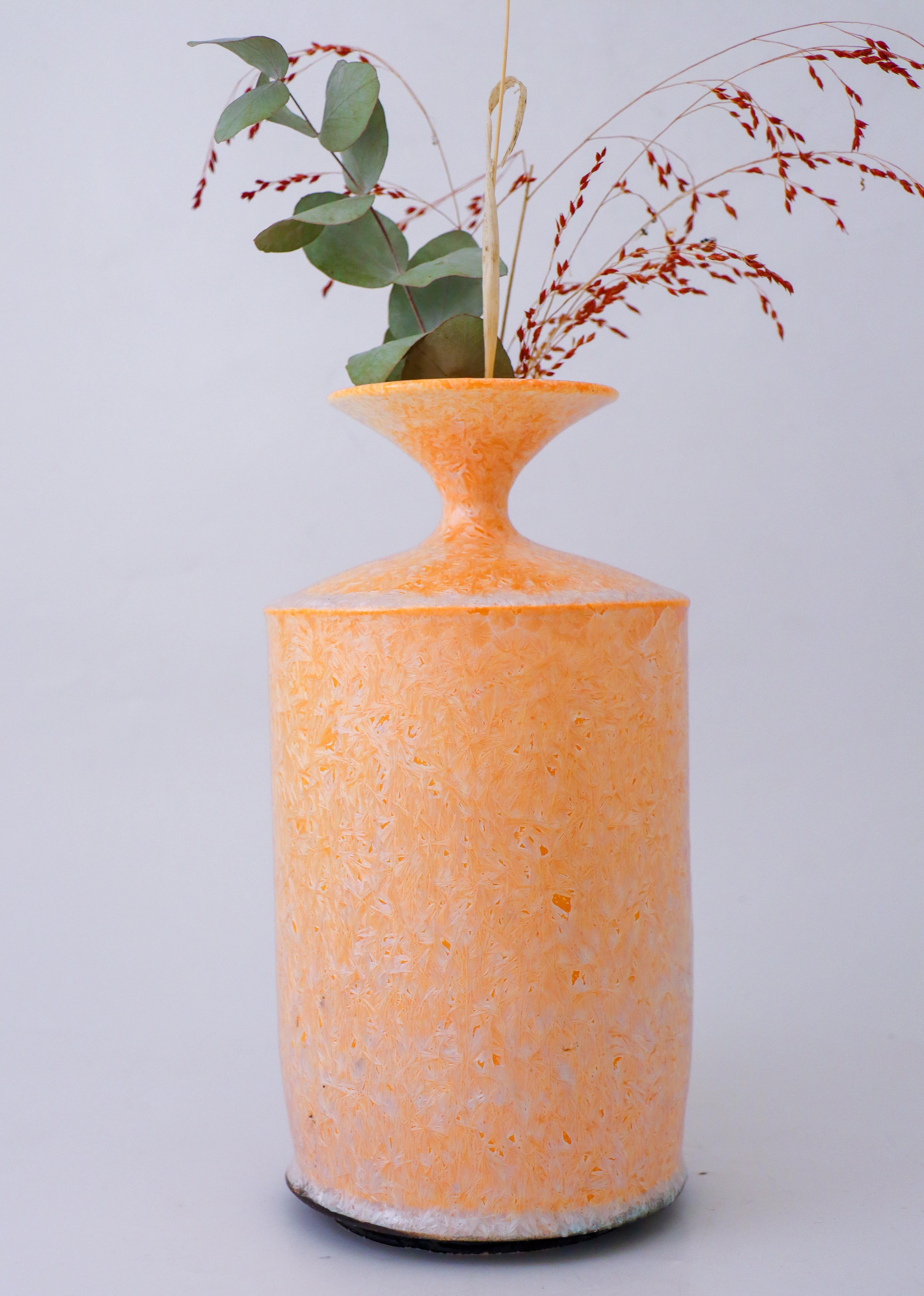 Vernissé Isak Isaksson Vase en céramique abricot / rose émail cristallin Artiste contemporain en vente