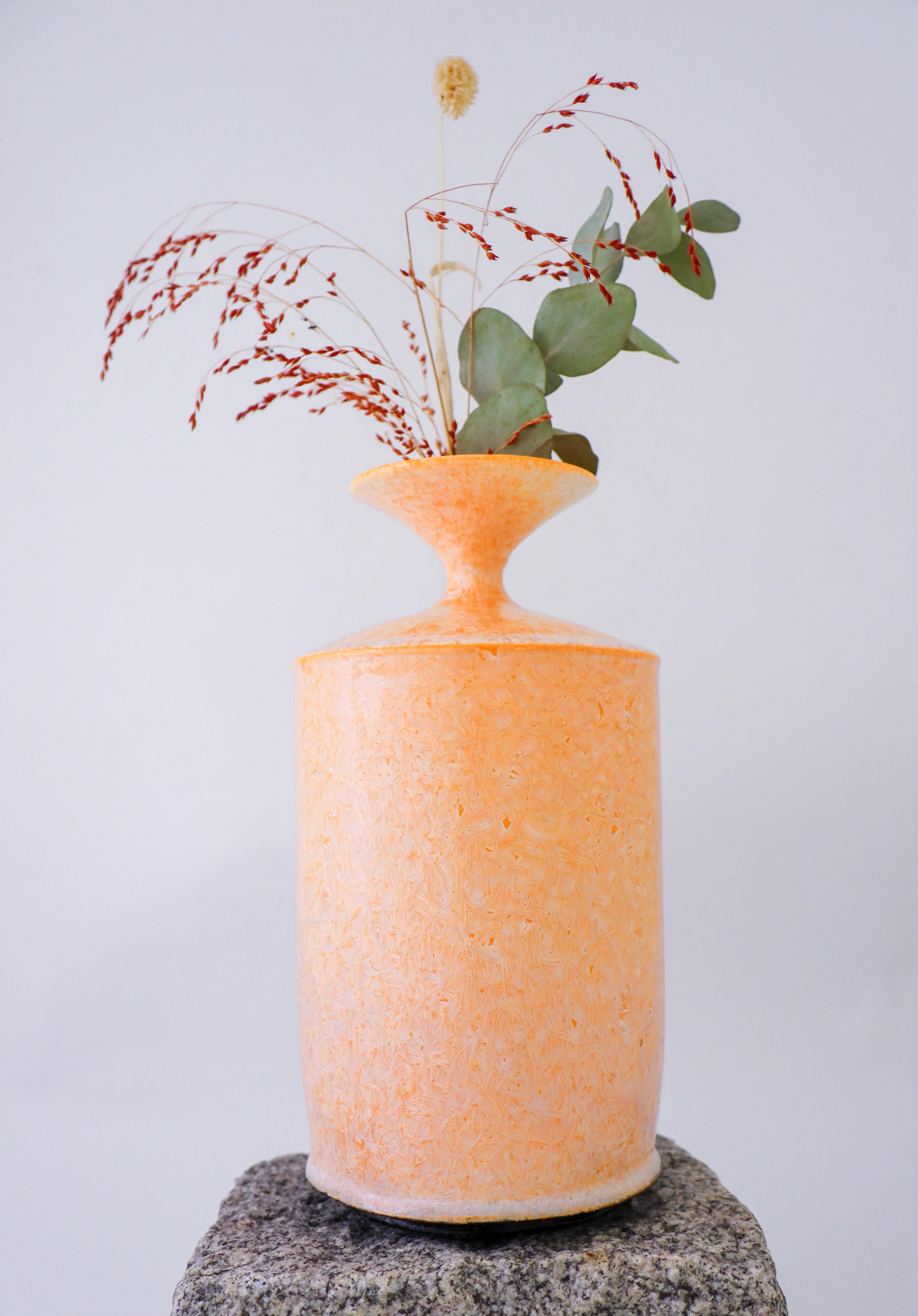 Isak Isaksson Vase en céramique abricot / rose émail cristallin Artiste contemporain Excellent état - En vente à Stockholm, SE