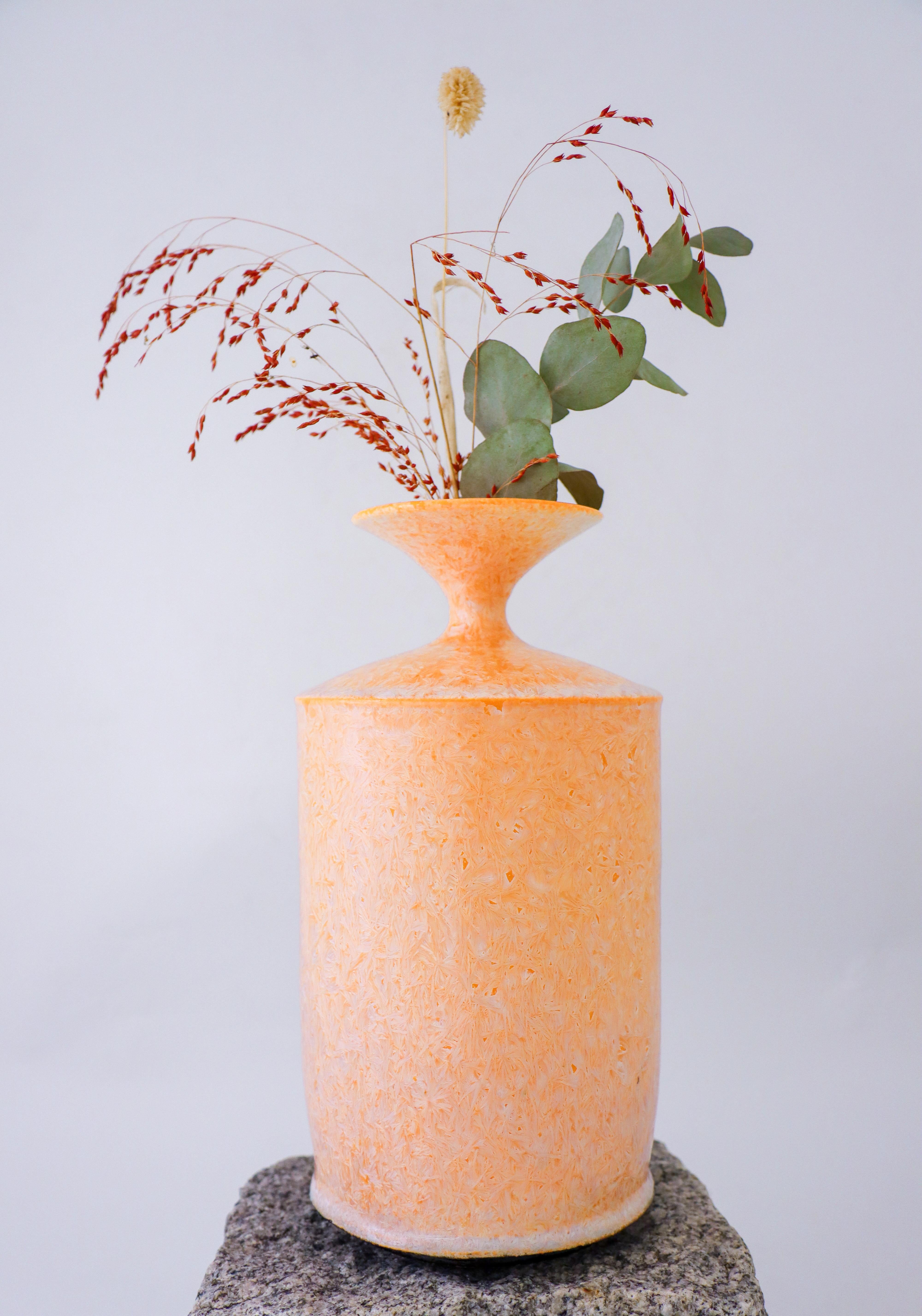 XXIe siècle et contemporain Isak Isaksson Vase en céramique abricot / rose émail cristallin Artiste contemporain en vente