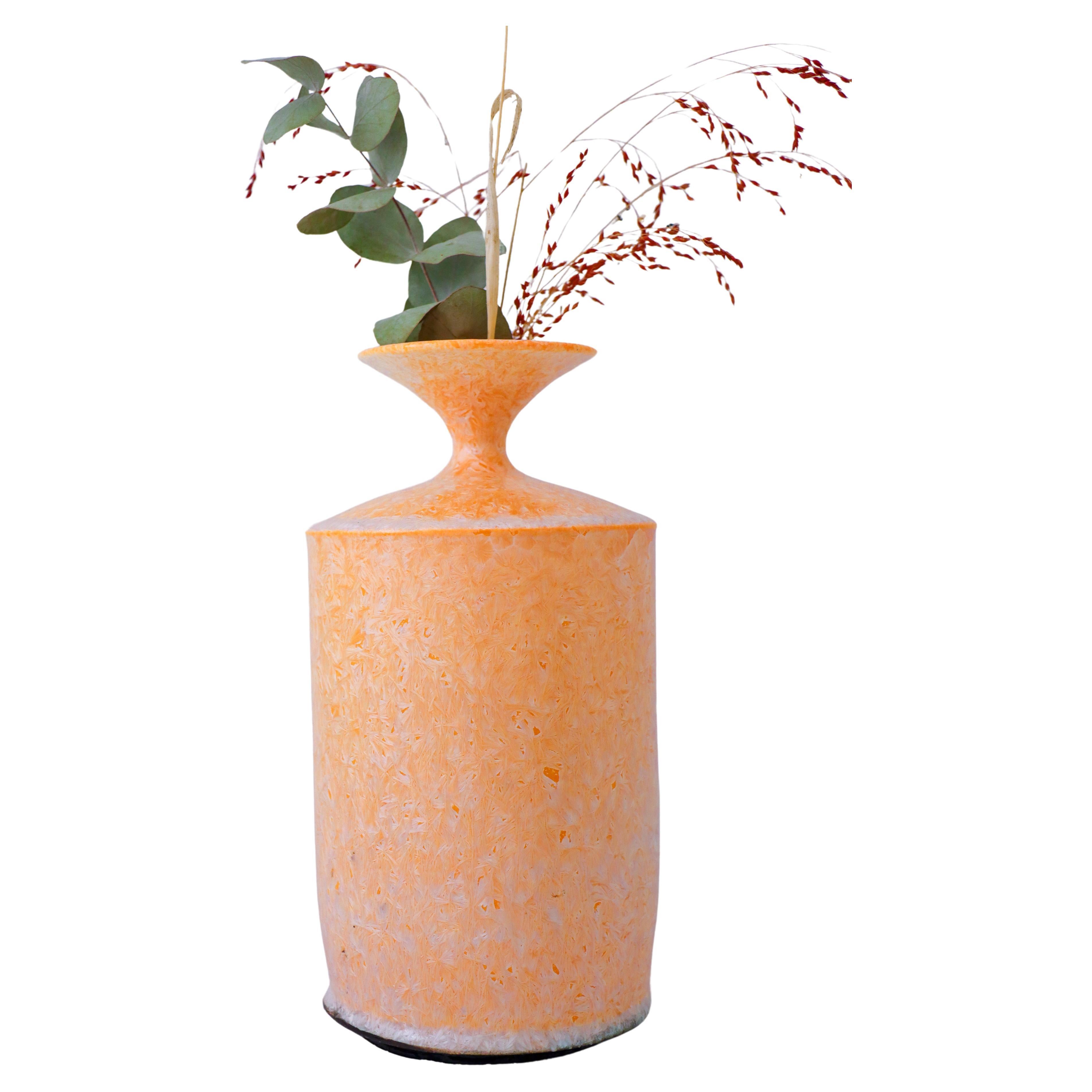 Isak Isaksson Vase en céramique abricot / rose émail cristallin Artiste contemporain en vente