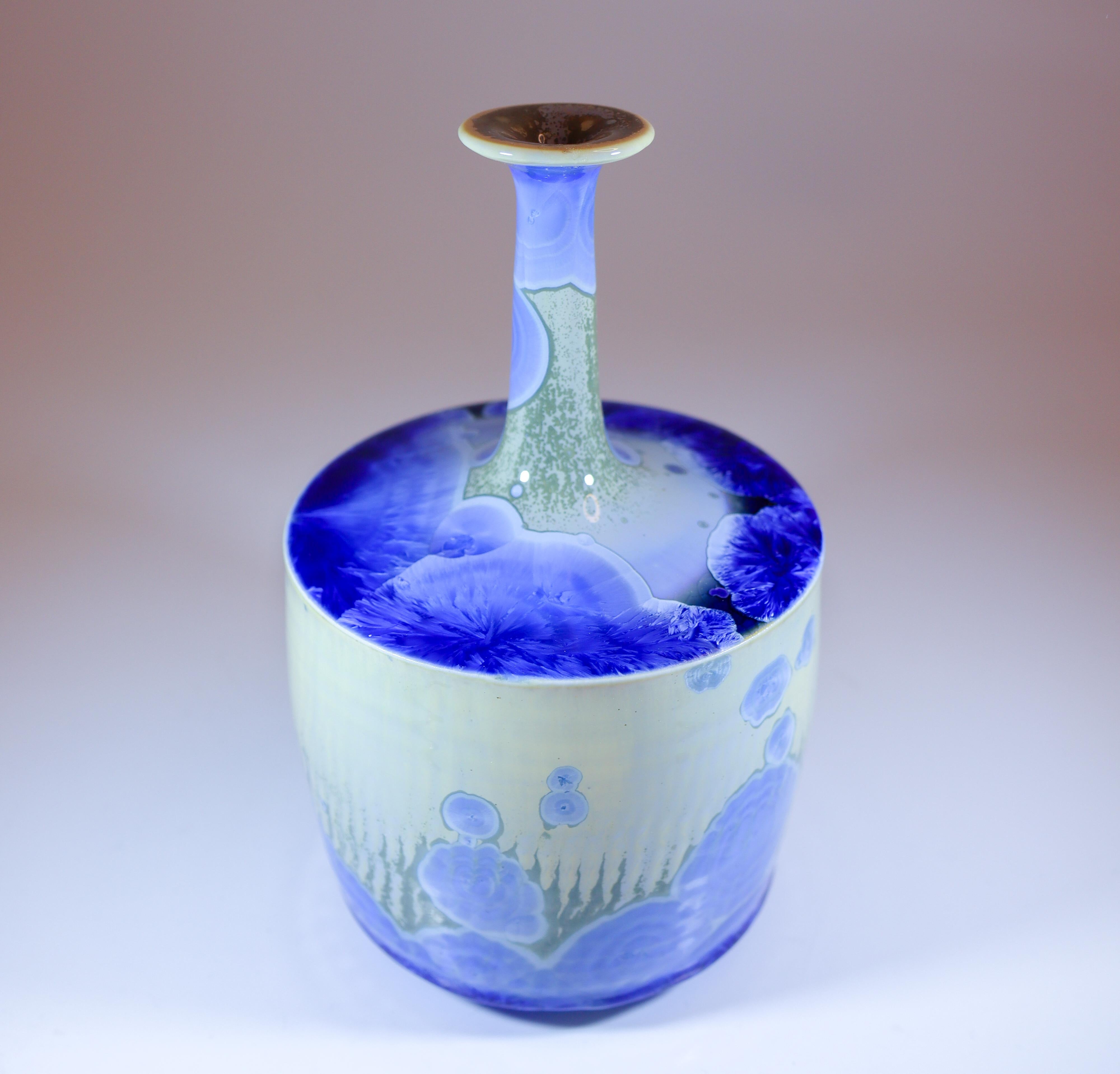 Eine mehrfarbige Vase mit einer atemberaubenden kristallinen Glasur, entworfen von Isak Isaksson in Schweden. Die Vase ist 17,5 cm hoch und hat einen Durchmesser von etwa 11 cm und ist in einem ausgezeichneten Zustand. Dies ist eine einzigartige