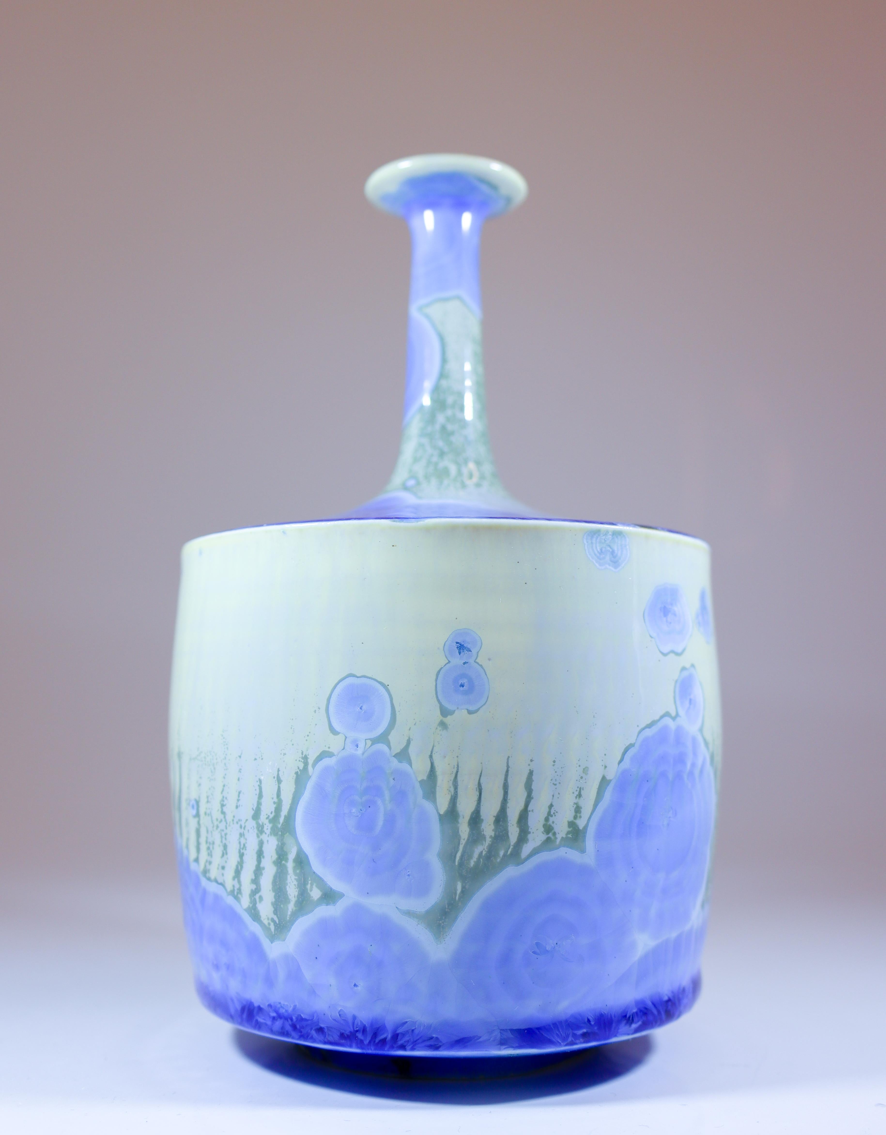 Isak Isaksson Blaue Keramikvase Crystalline Zeitgenössischer Künstler (Skandinavische Moderne) im Angebot