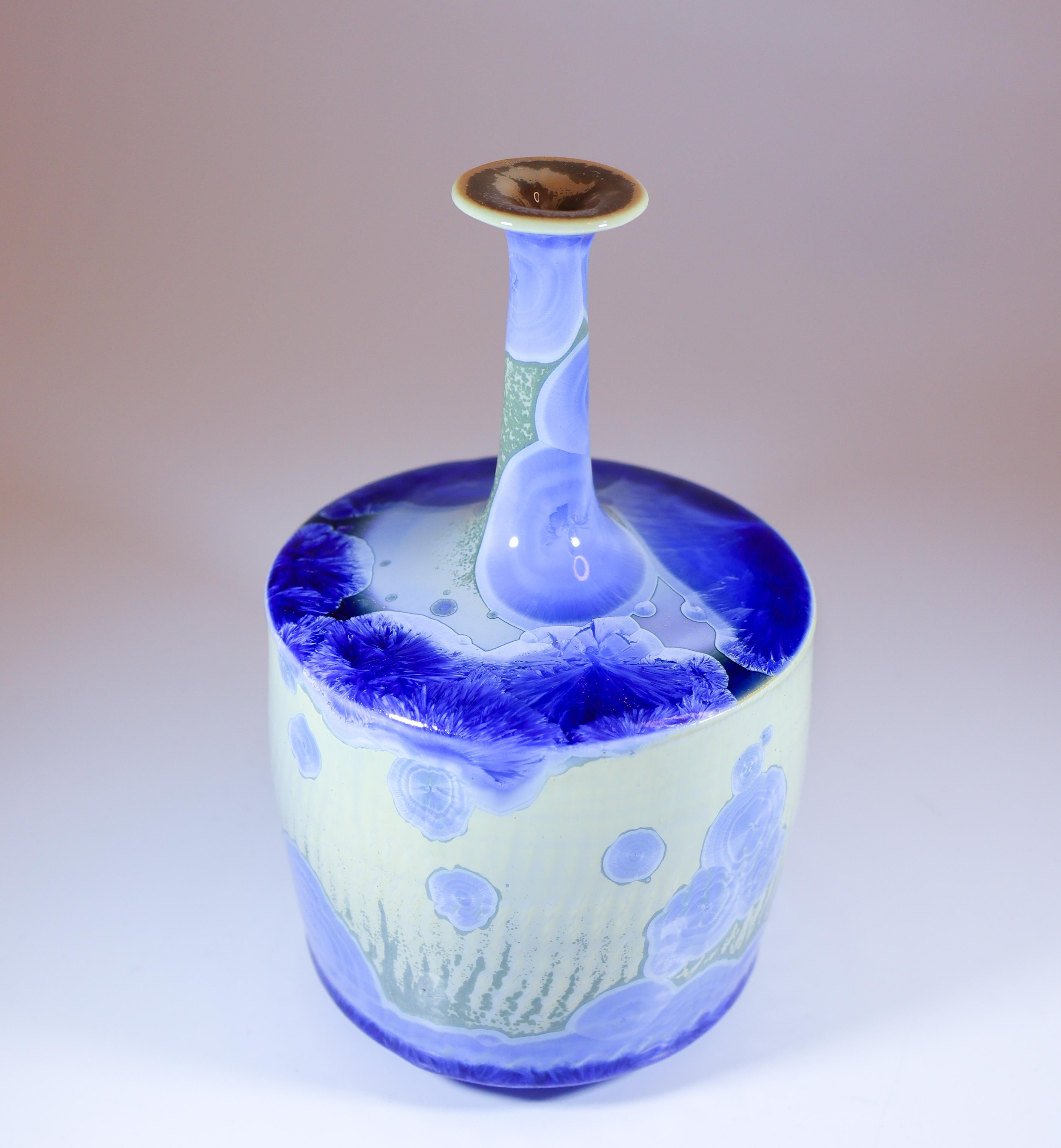 Isak Isaksson Blaue Keramikvase Crystalline Zeitgenössischer Künstler (Glasiert) im Angebot