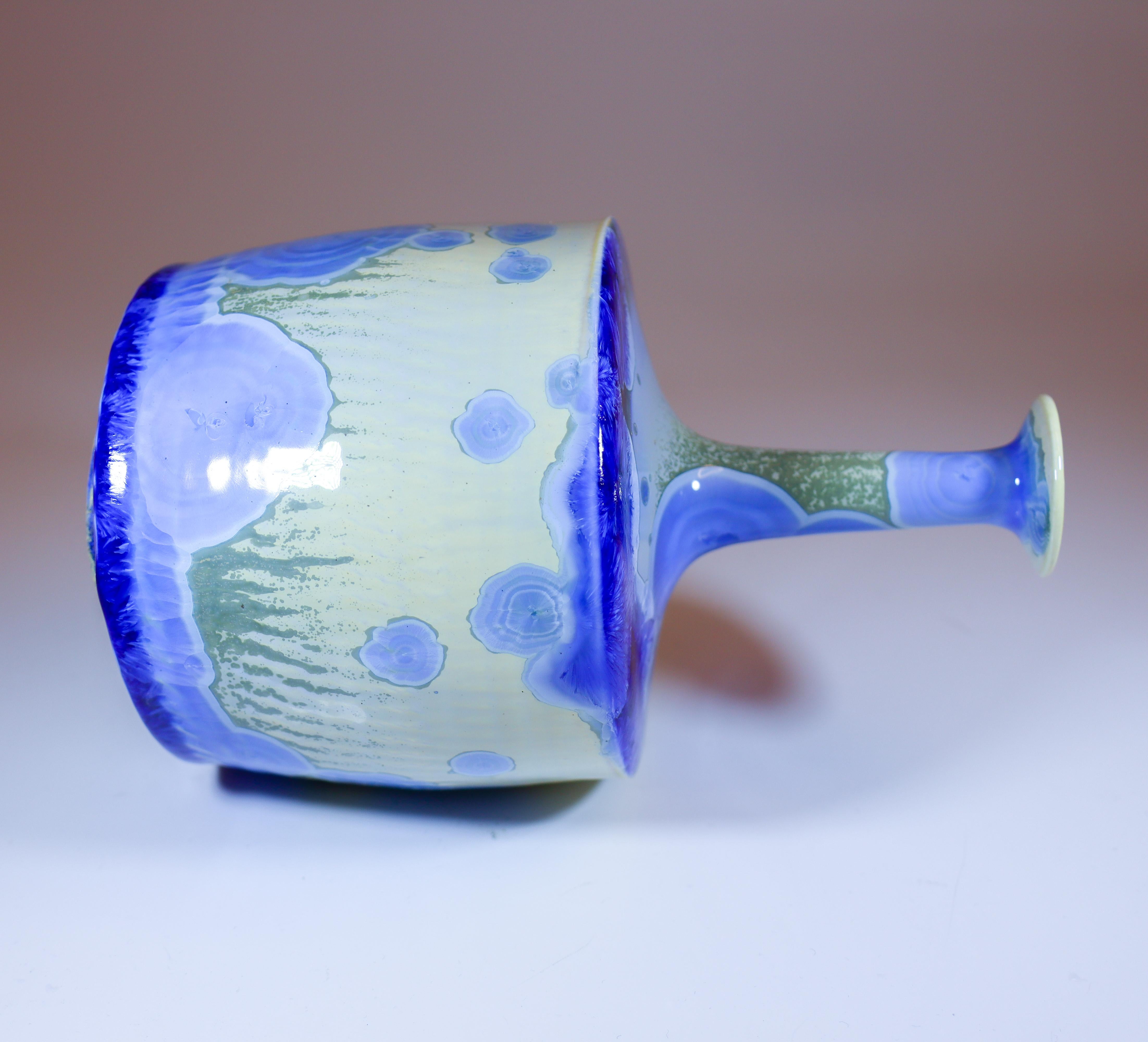 Isak Isaksson Blaue Keramikvase Crystalline Zeitgenössischer Künstler im Zustand „Hervorragend“ im Angebot in Stockholm, SE