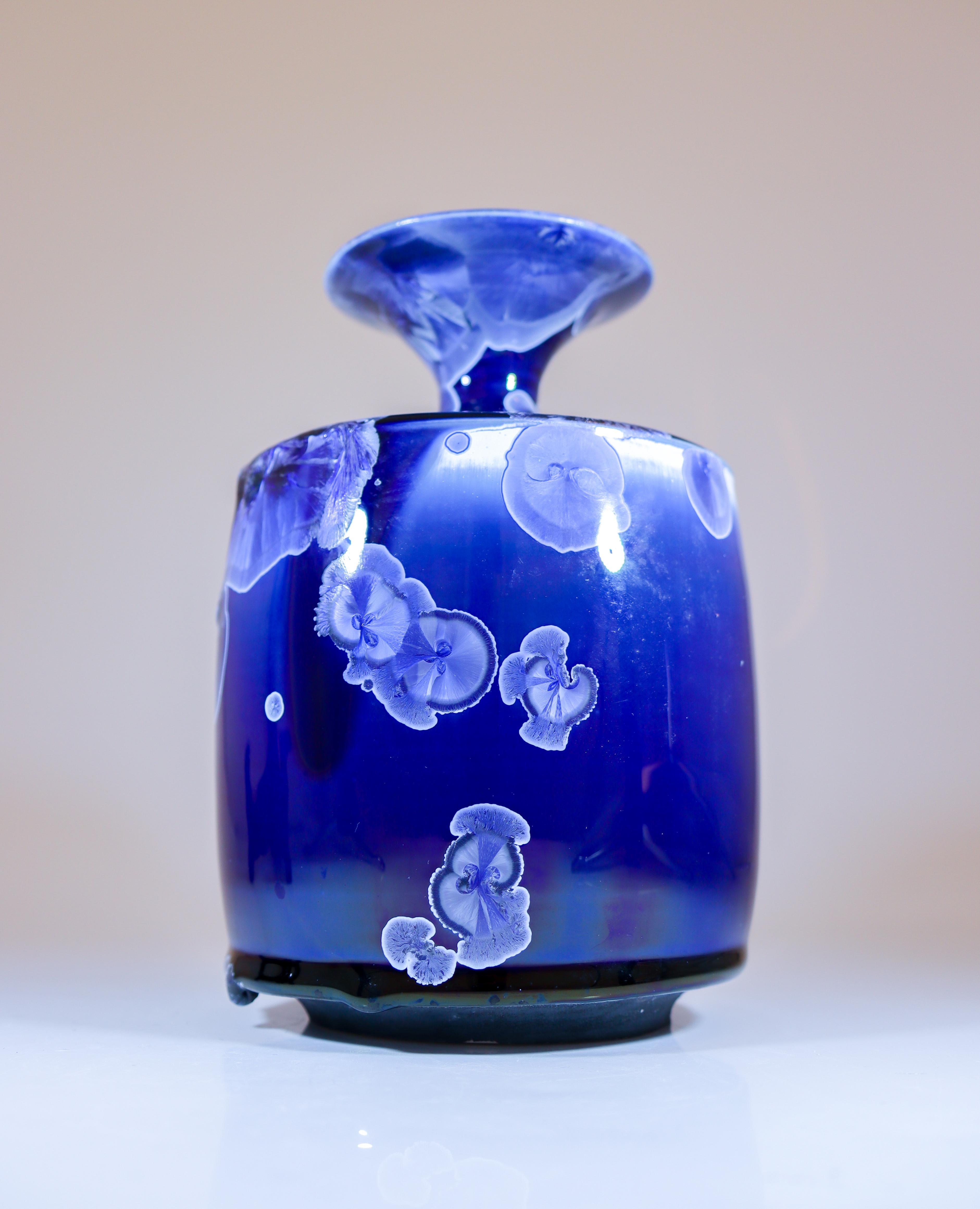 Isak Isaksson Vase en céramique bleue émail cristallin Artiste contemporain en vente 2