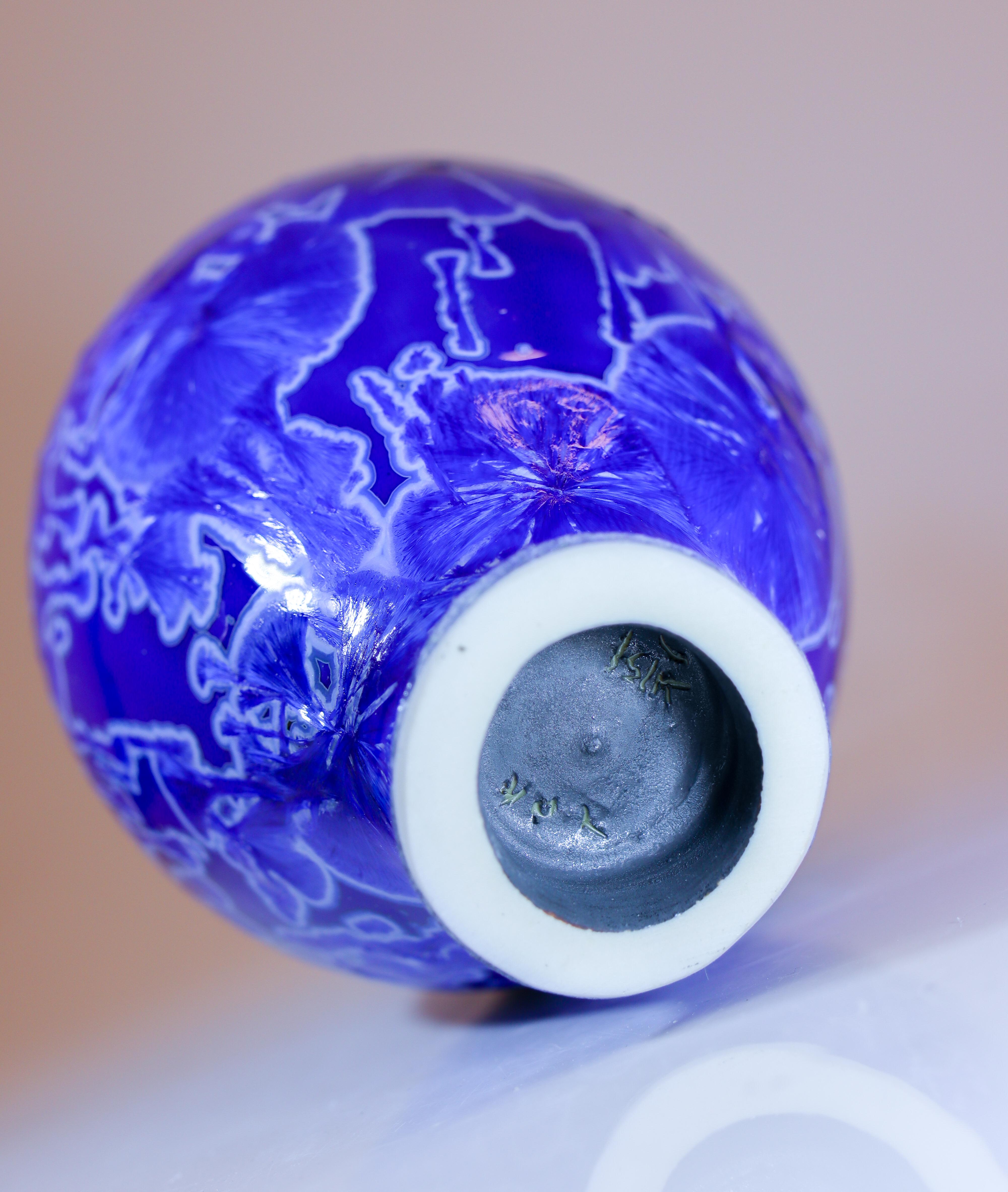Isak Isaksson Vase en céramique bleue émail cristallin Artiste contemporain en vente 2