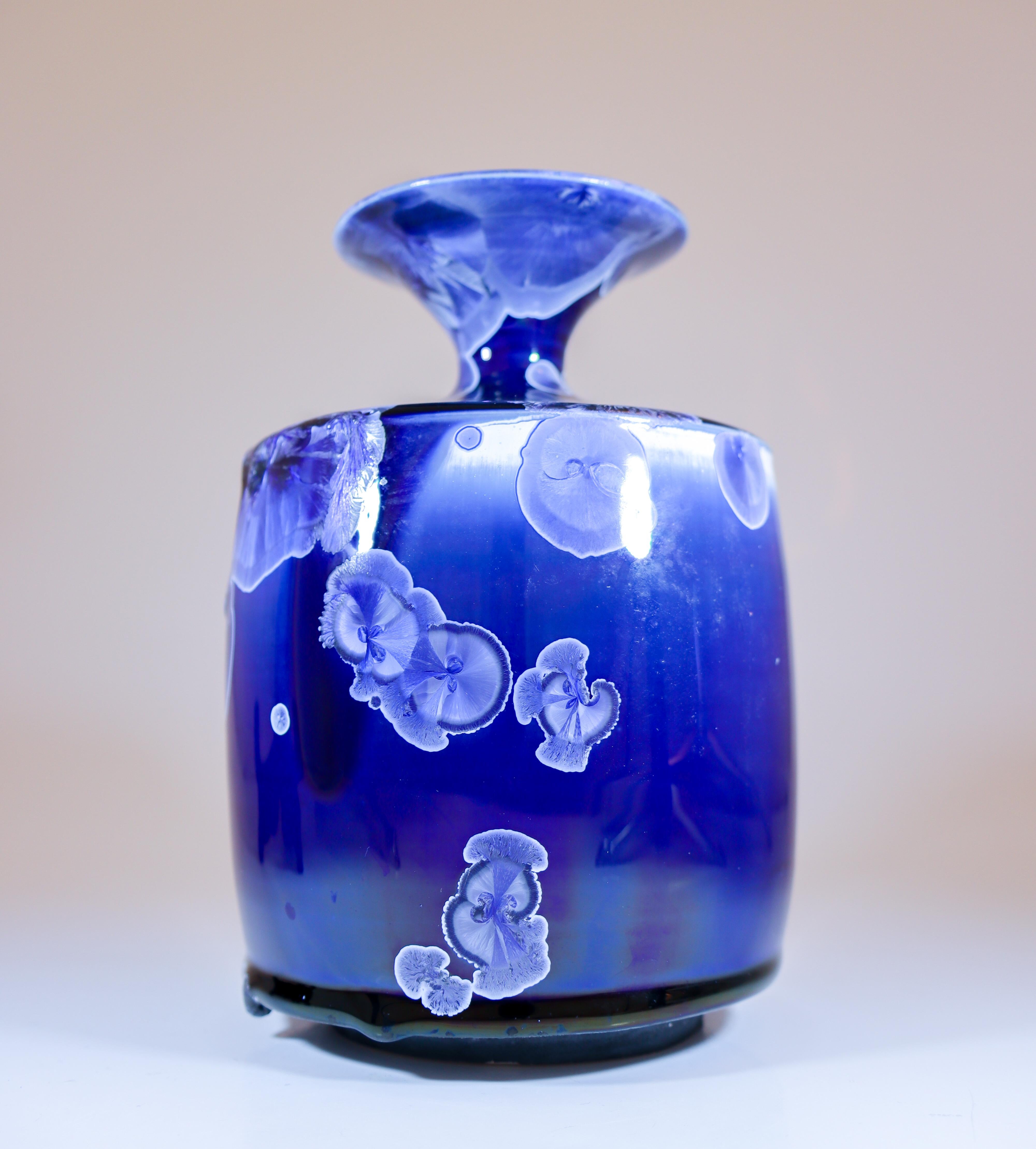 Isak Isaksson Vase en céramique bleue émail cristallin Artiste contemporain en vente 3