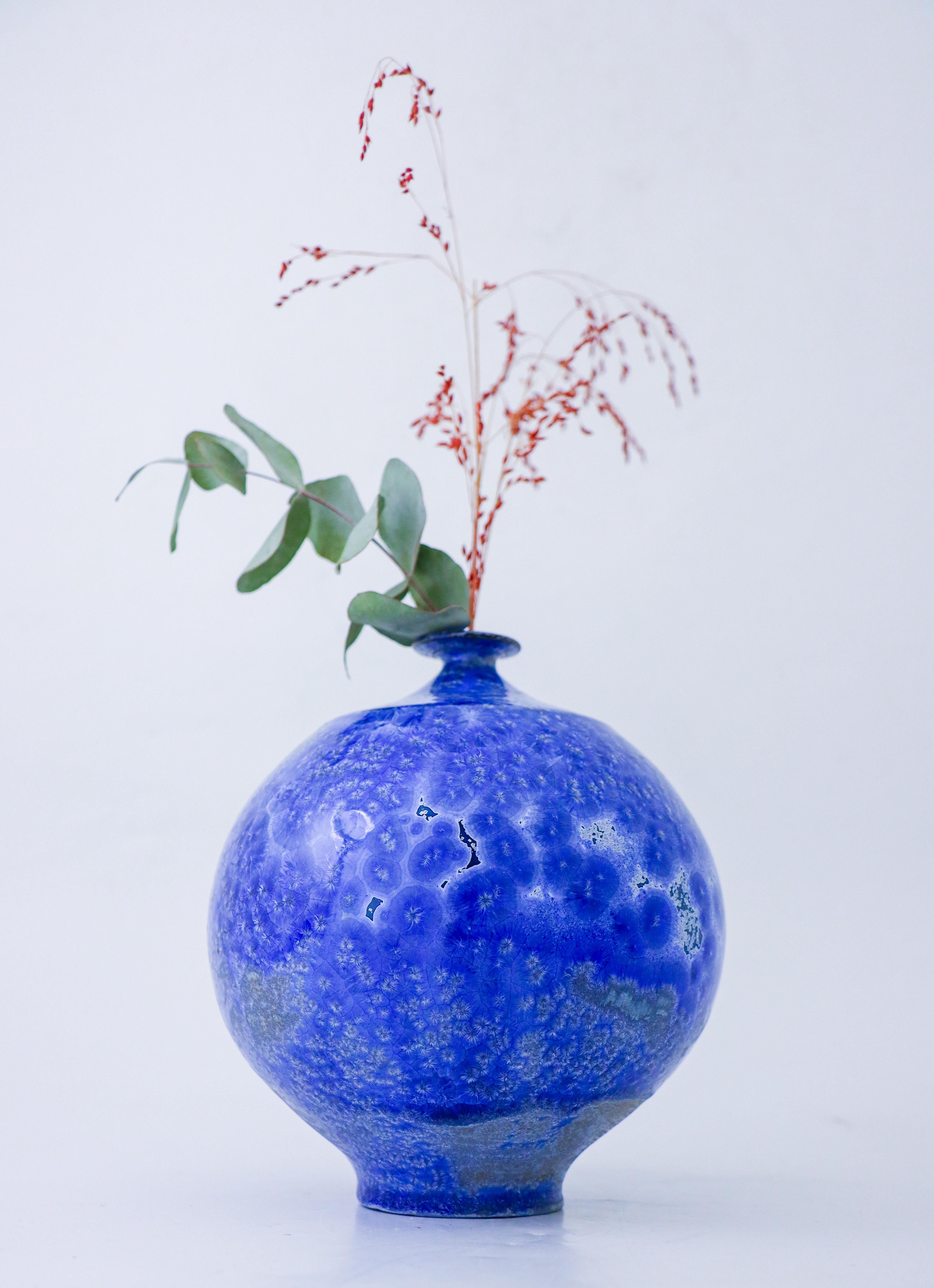 This stunning blue ceramic vase by Isak Isaksson is a true masterpiece of contemporary art pottery. The glossy finish and abstract pattern make it a unique piece that will enhance any decor. Measuring 18 cm in height and signed by the artist