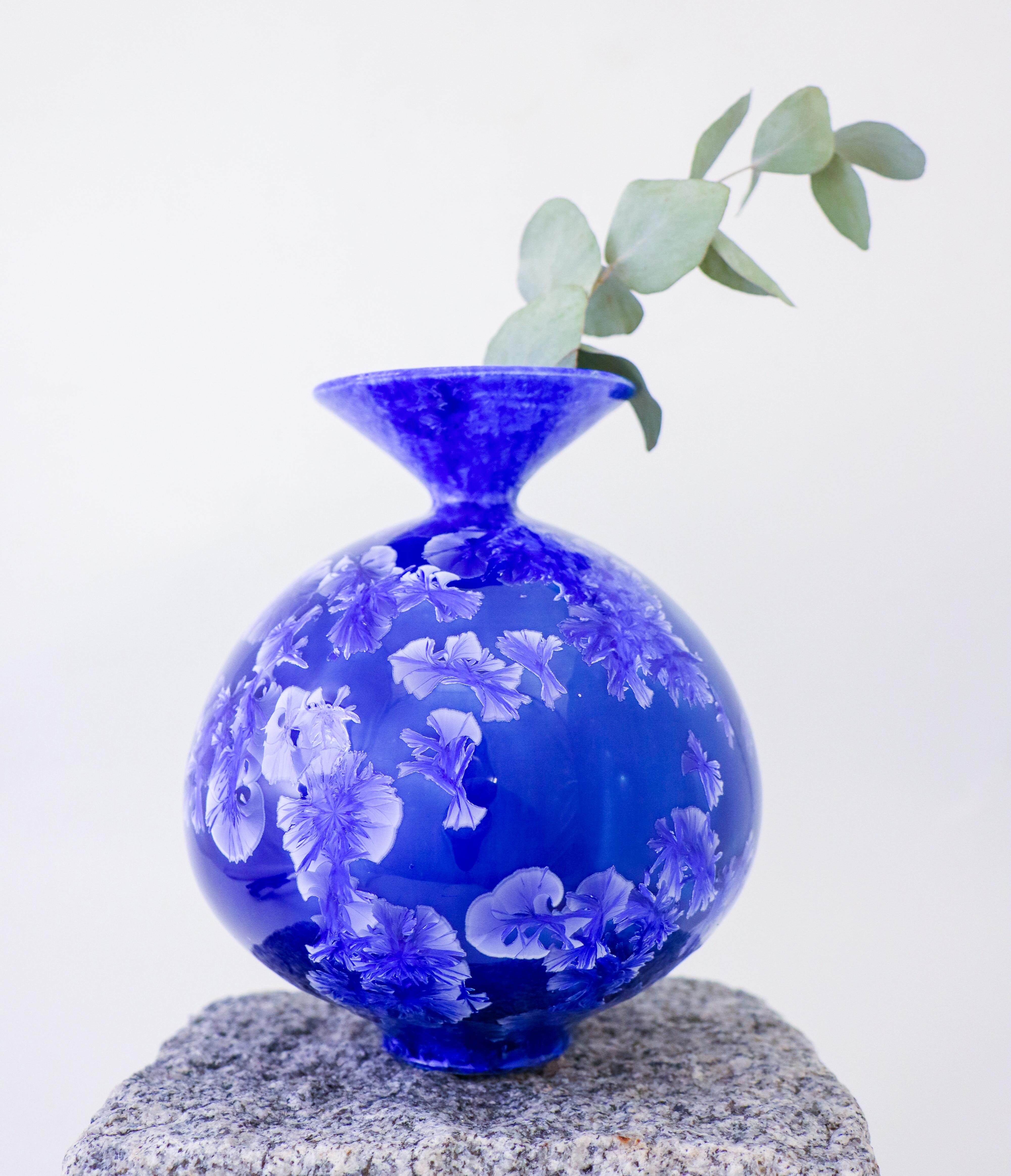 Un vase bleu avec une étonnante glaçure cristalline conçu par Isak Isaksson en Suède. Le vase mesure 17,5 cm de haut et environ 14 cm de diamètre. Il est en excellent état. Il s'agit d'un vase unique, tourné à la main par Isak Isaksson. Il est signé
