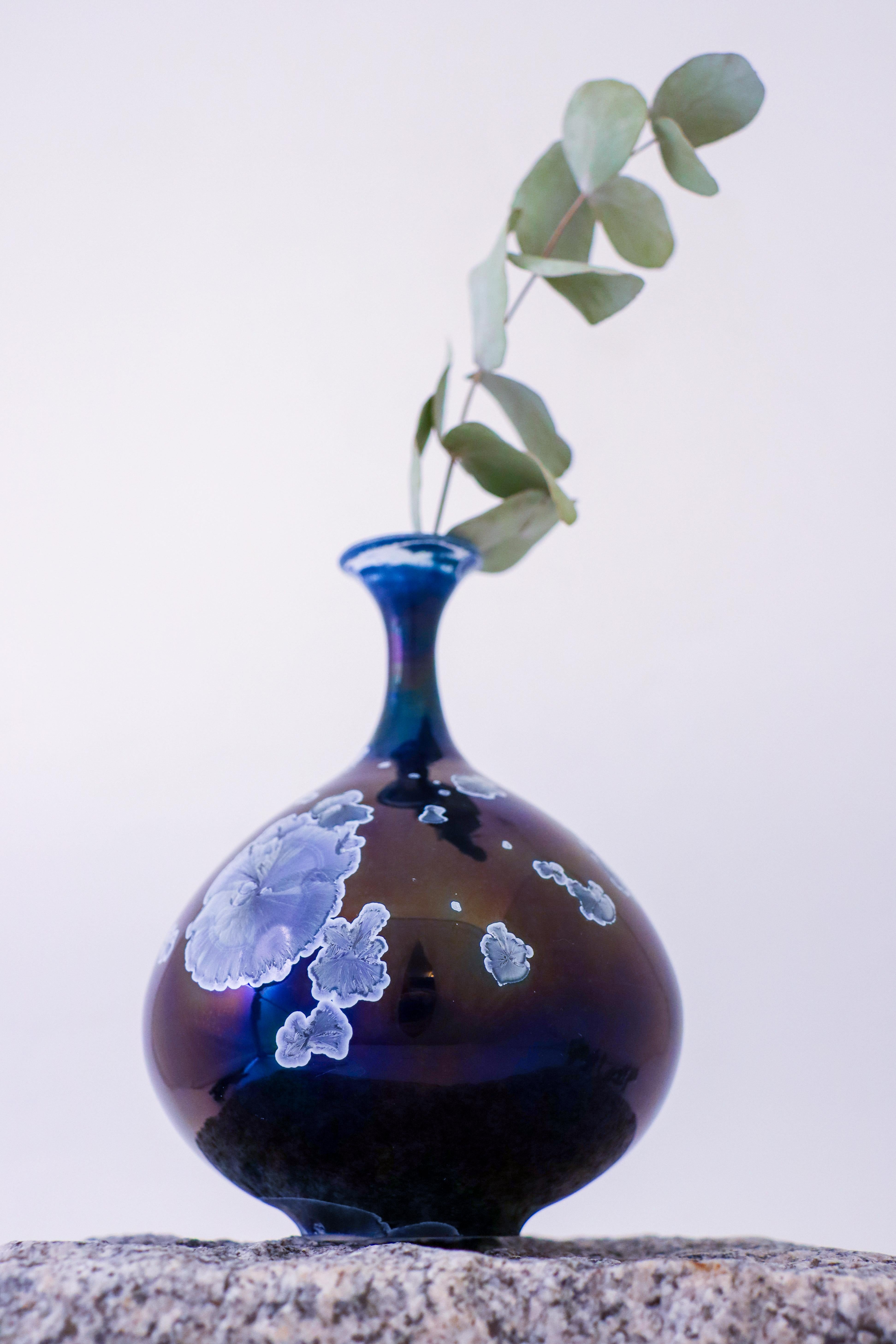 A midnight blue vase with a lovely crystalline glaze in silver designed by Isak Isaksson in Sweden. The vase is 15 cm (6