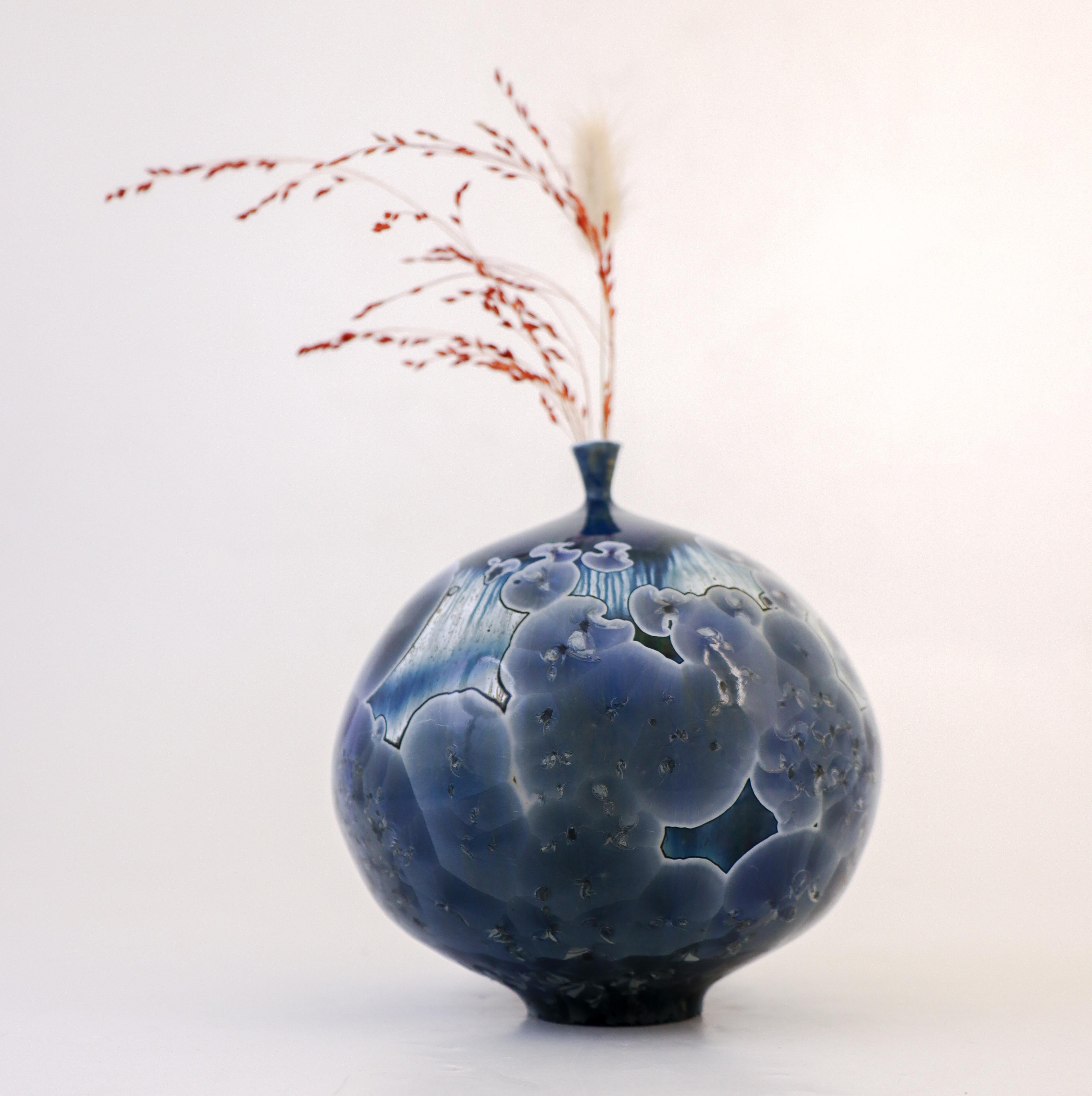 Eine schöne blaue Vase mit einer schönen kristallinen Glasur in Silber, entworfen von Isak Isaksson in Schweden. Die Vase ist 14,5 cm hoch und etwa 13 cm breit und befindet sich in einem ausgezeichneten Zustand. Dies ist eine einzigartige Vase