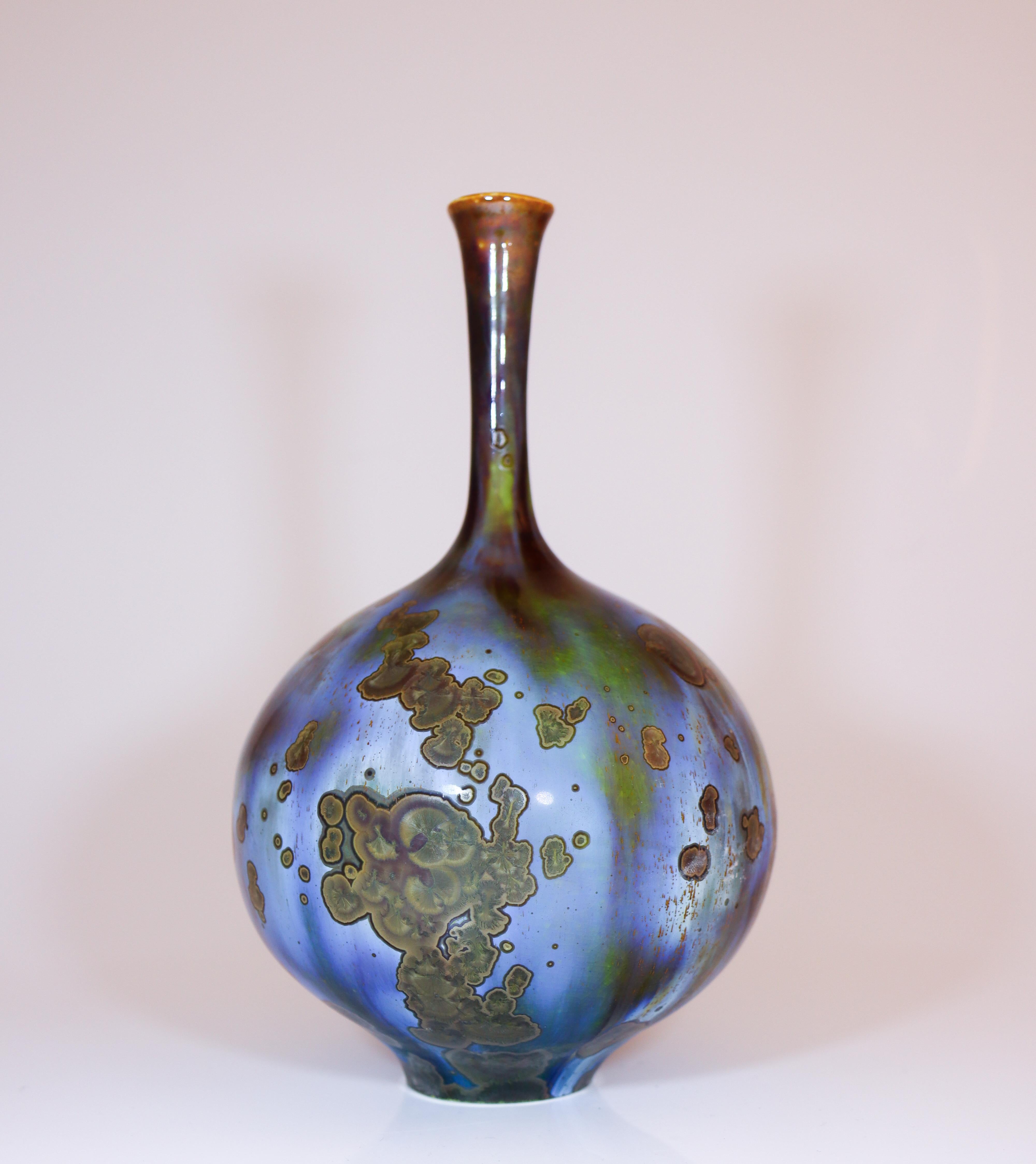 Uno splendido vaso blu con un'incredibile smaltatura cristallina, disegnato da Isak Isaksson in Svezia. Il vaso è alto 21 cm ed è in ottime condizioni. Si tratta di un vaso unico realizzato a mano da Isak Isaksson, non è firmato ma è stato raccolto