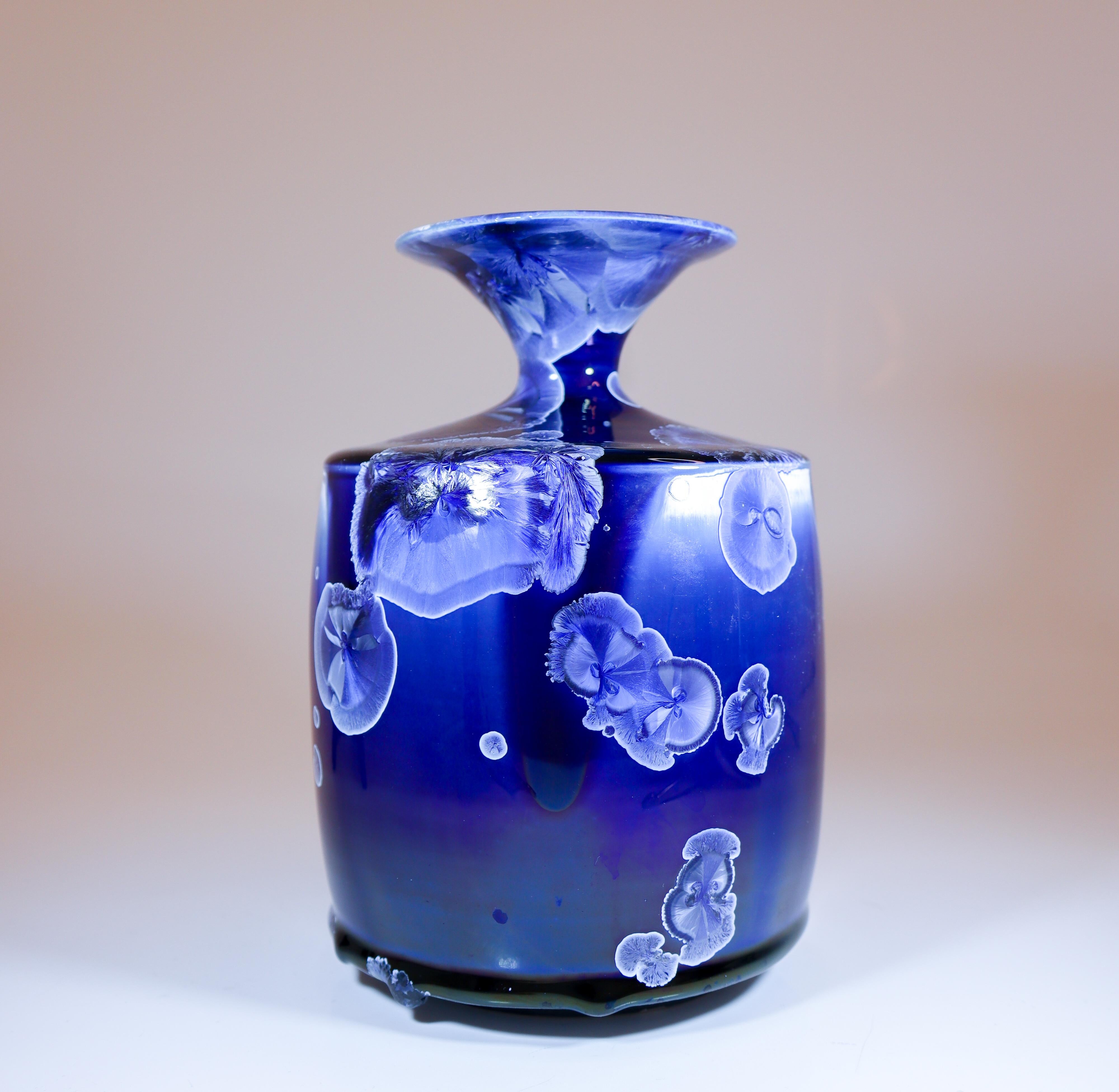 Un vase bleu avec une belle glaçure cristalline conçu par Isak Isaksson en Suède. Le vase mesure 17,5 cm de haut et environ 11,5 cm de large. Il est en excellent état. Il s'agit d'un vase unique, tourné à la main par Isak Isaksson. Il est signé