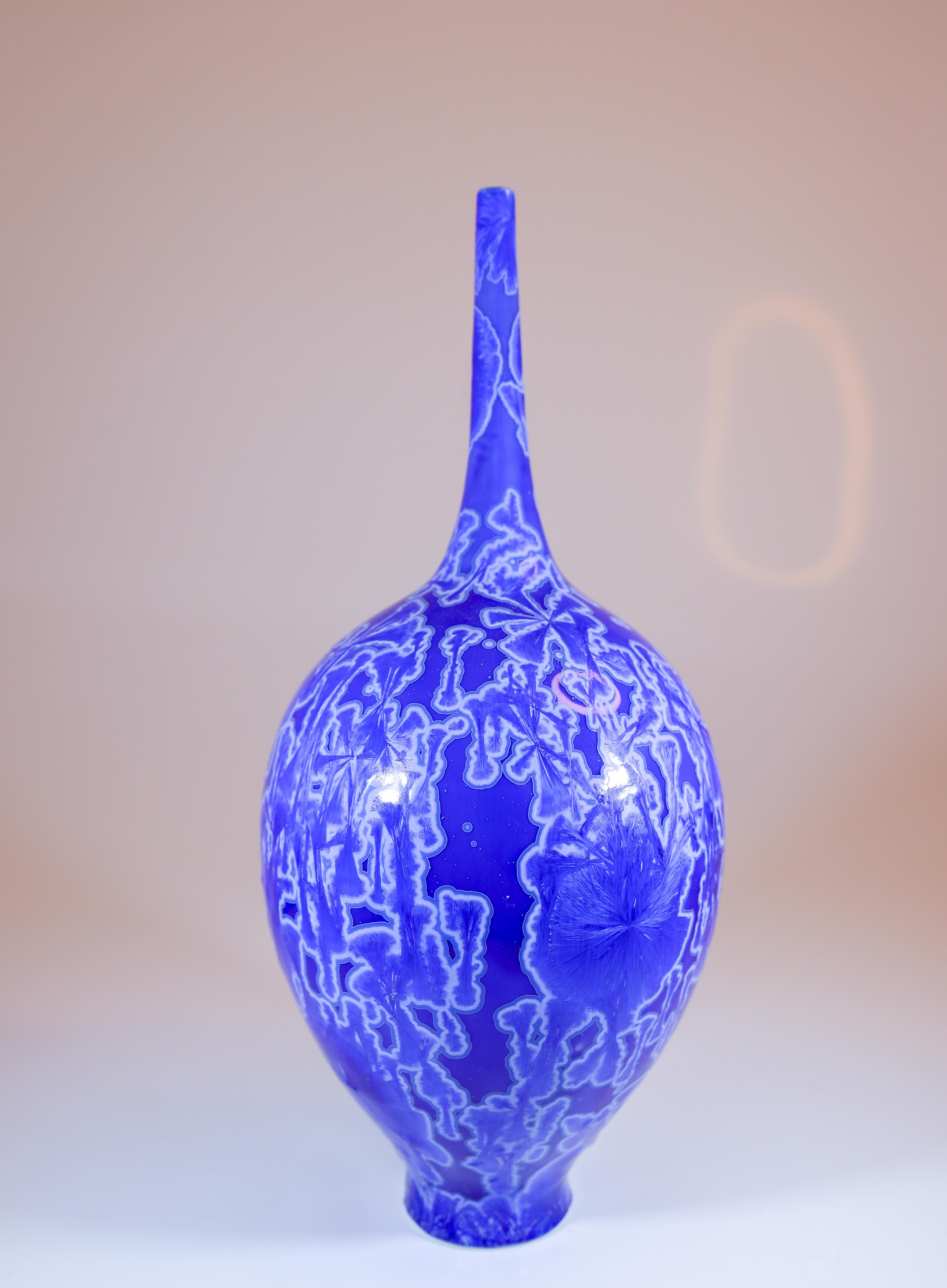 Un vase d'un bleu profond avec une belle glaçure cristalline, conçu par Isak Isaksson en Suède. Le vase mesure 25 cm de haut et environ 10,5 cm de large. Il est en excellent état. Il s'agit d'un vase unique, tourné à la main par Isak Isaksson. Il