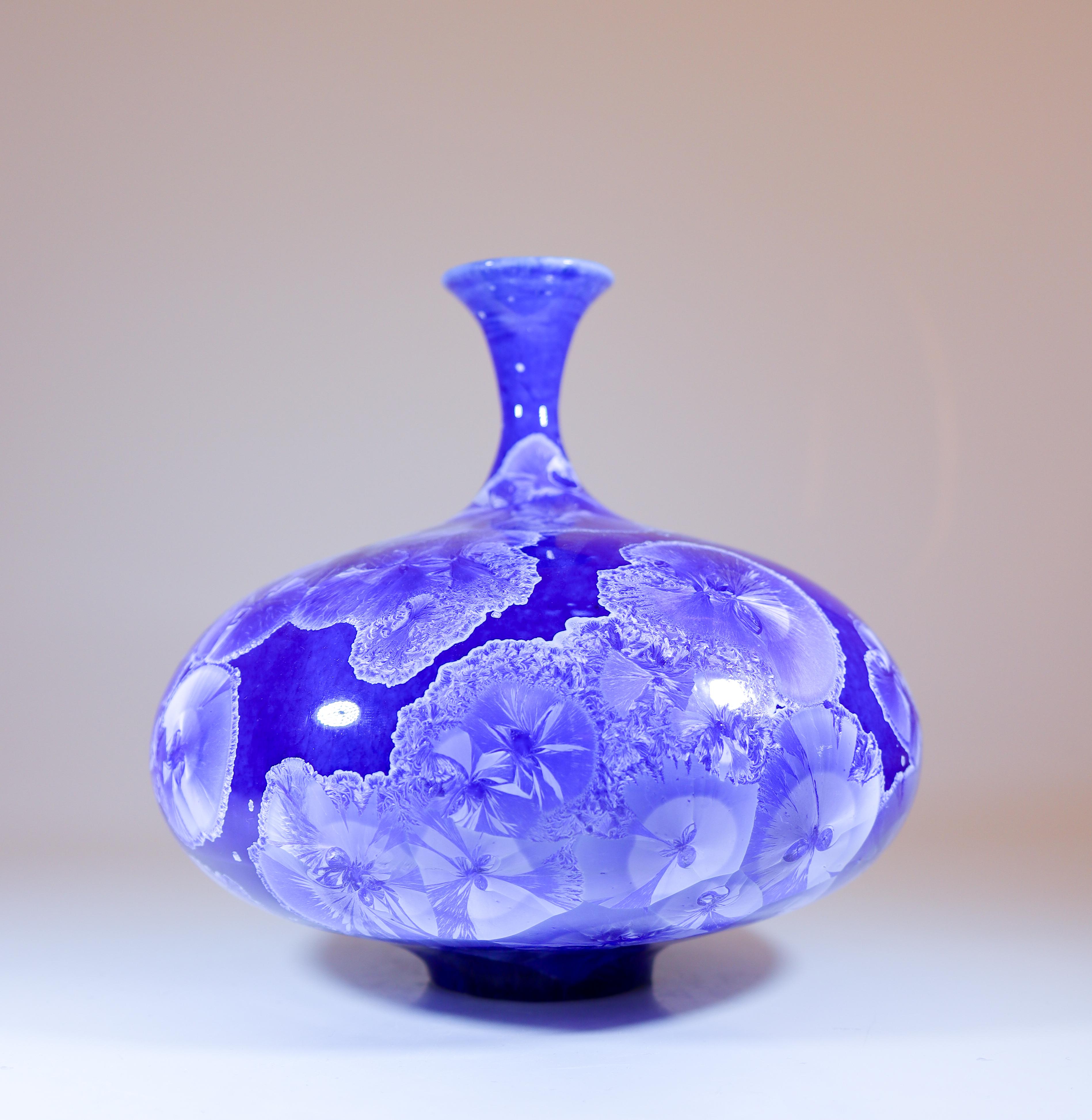Eine schöne blaue Vase mit einer kristallinen Glasur, entworfen von Isak Isaksson in Schweden. Die Vase ist 17 cm hoch und etwa 18 cm breit und befindet sich in einem ausgezeichneten Zustand. Dies ist eine einzigartige Vase handgedreht von Isak