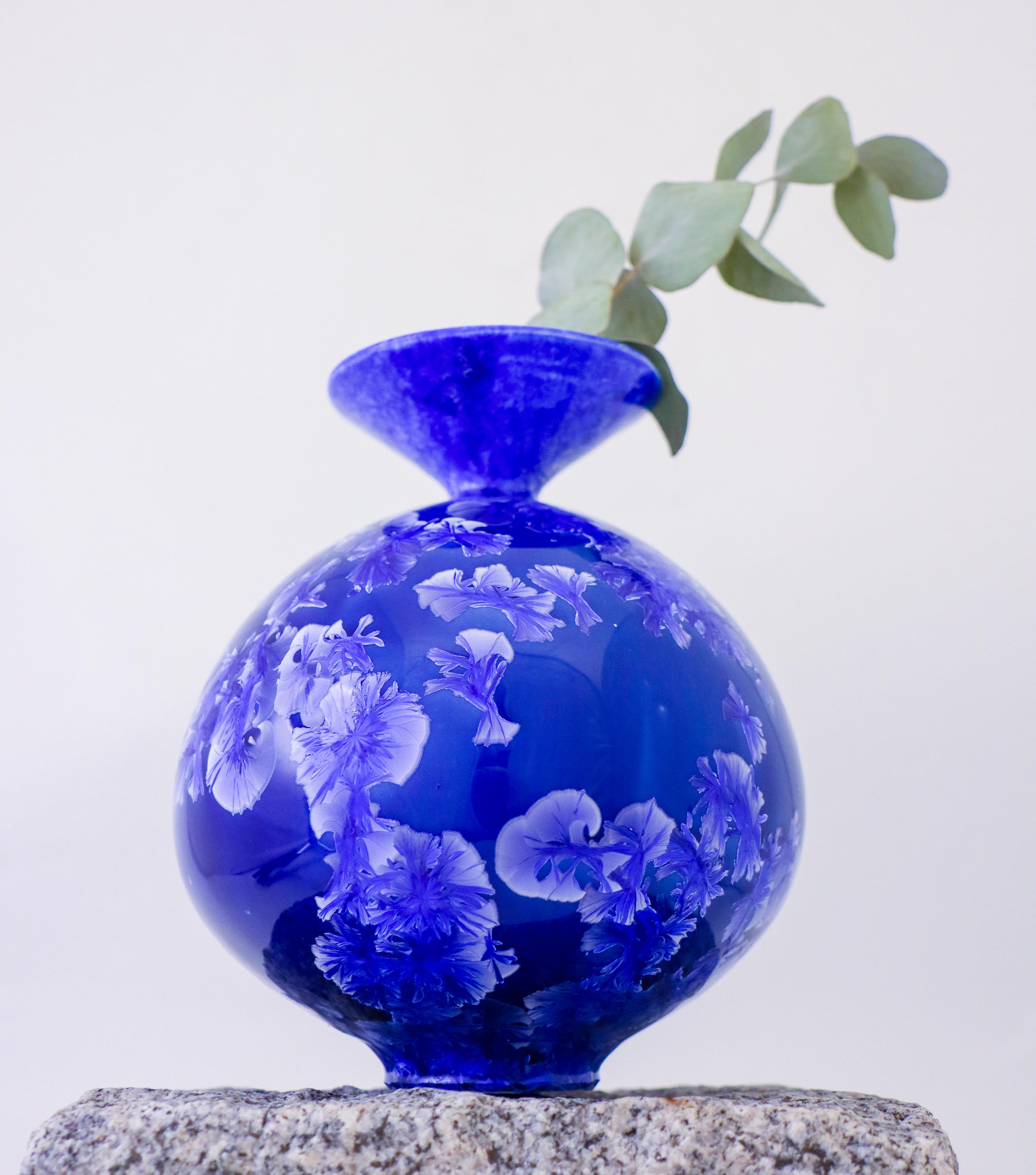 Scandinave moderne Isak Isaksson Vase en céramique bleue émail cristallin Artiste contemporain en vente