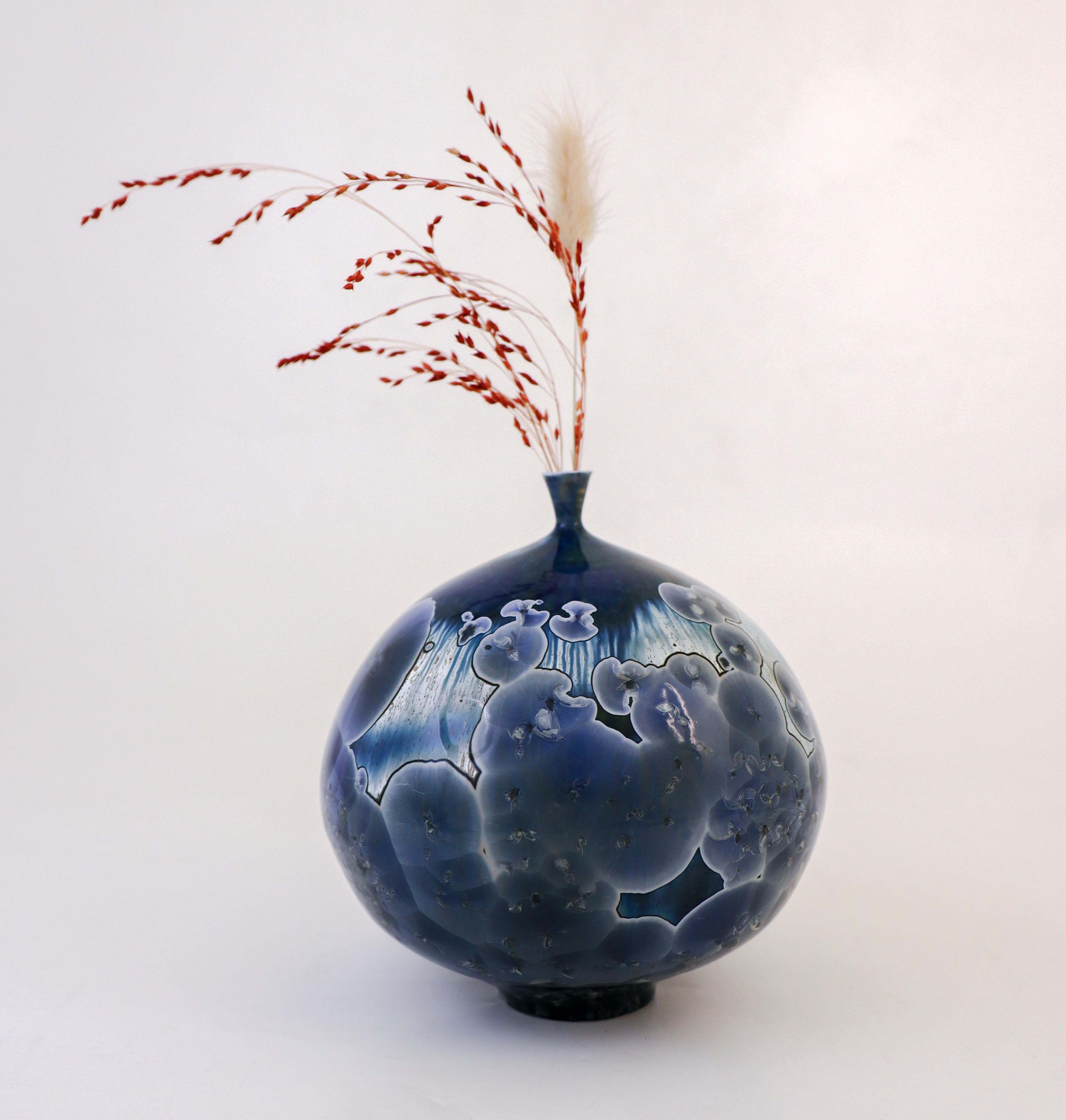Isak Isaksson Blaue Keramikvase, kristalline Glasur Zeitgenössischer Künstler (Skandinavische Moderne)