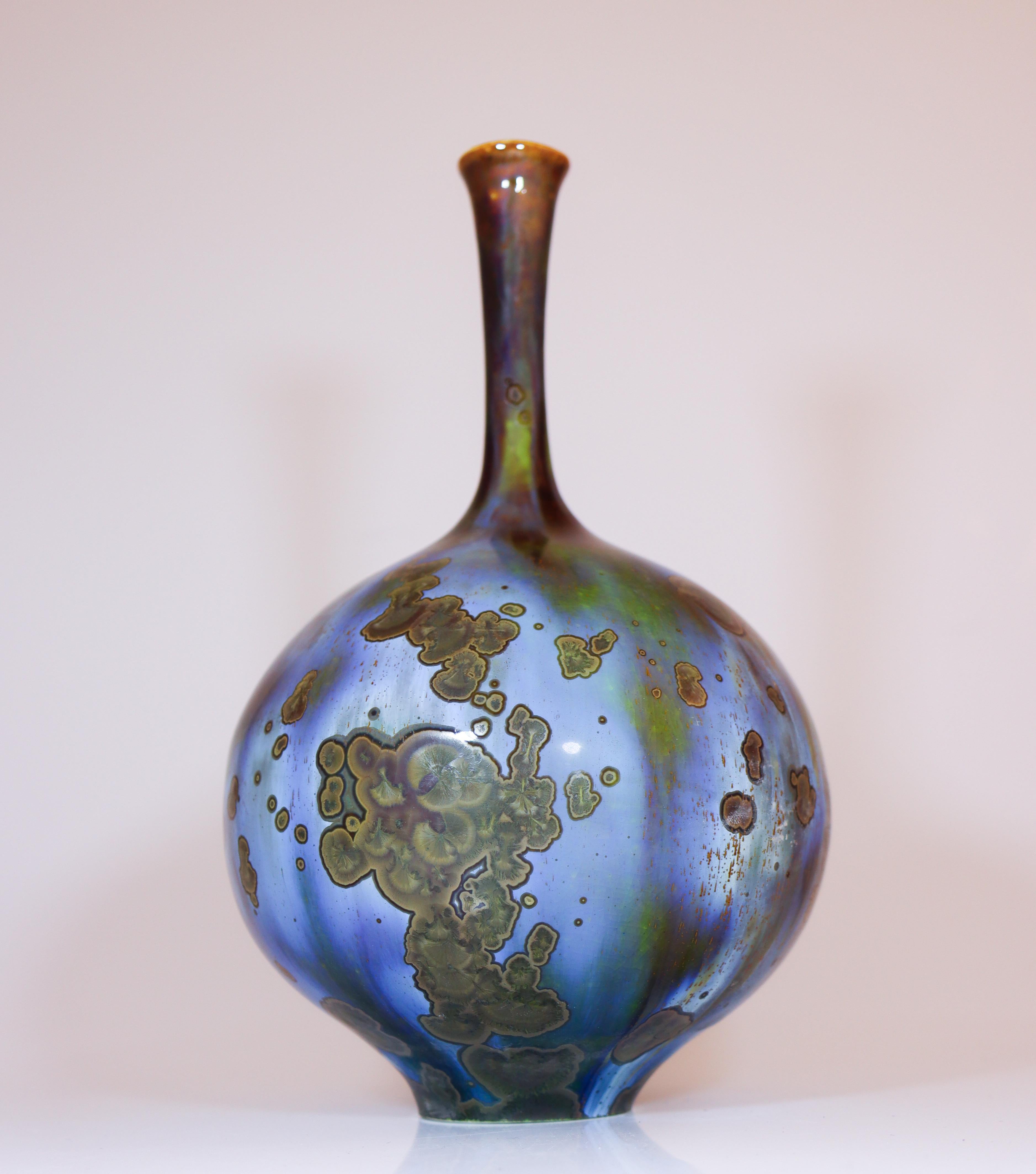 Scandinavo moderno Isak Isaksson Vaso in ceramica blu Smalto cristallino Artista contemporaneo