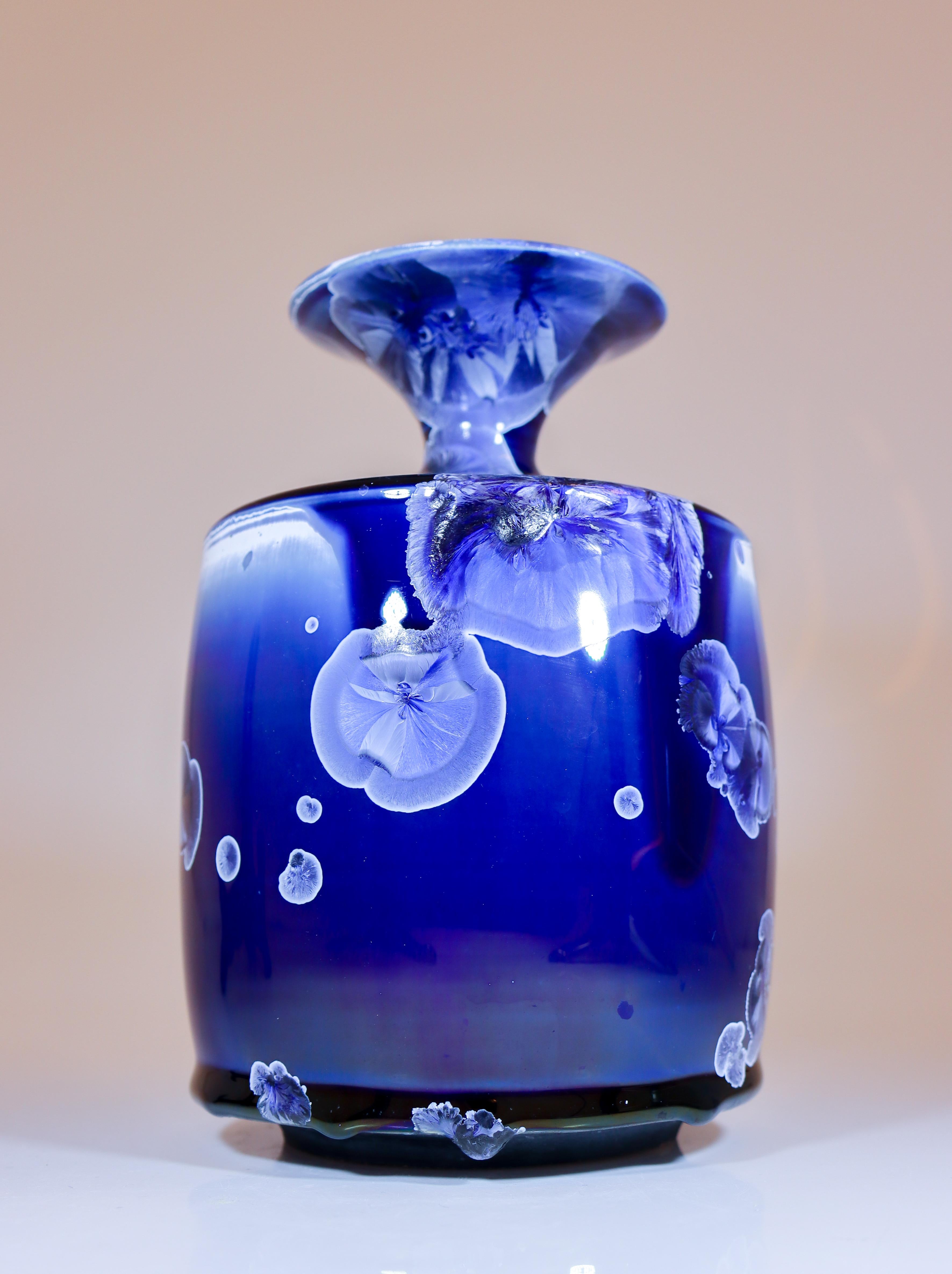 Scandinave moderne Isak Isaksson Vase en céramique bleue émail cristallin Artiste contemporain en vente