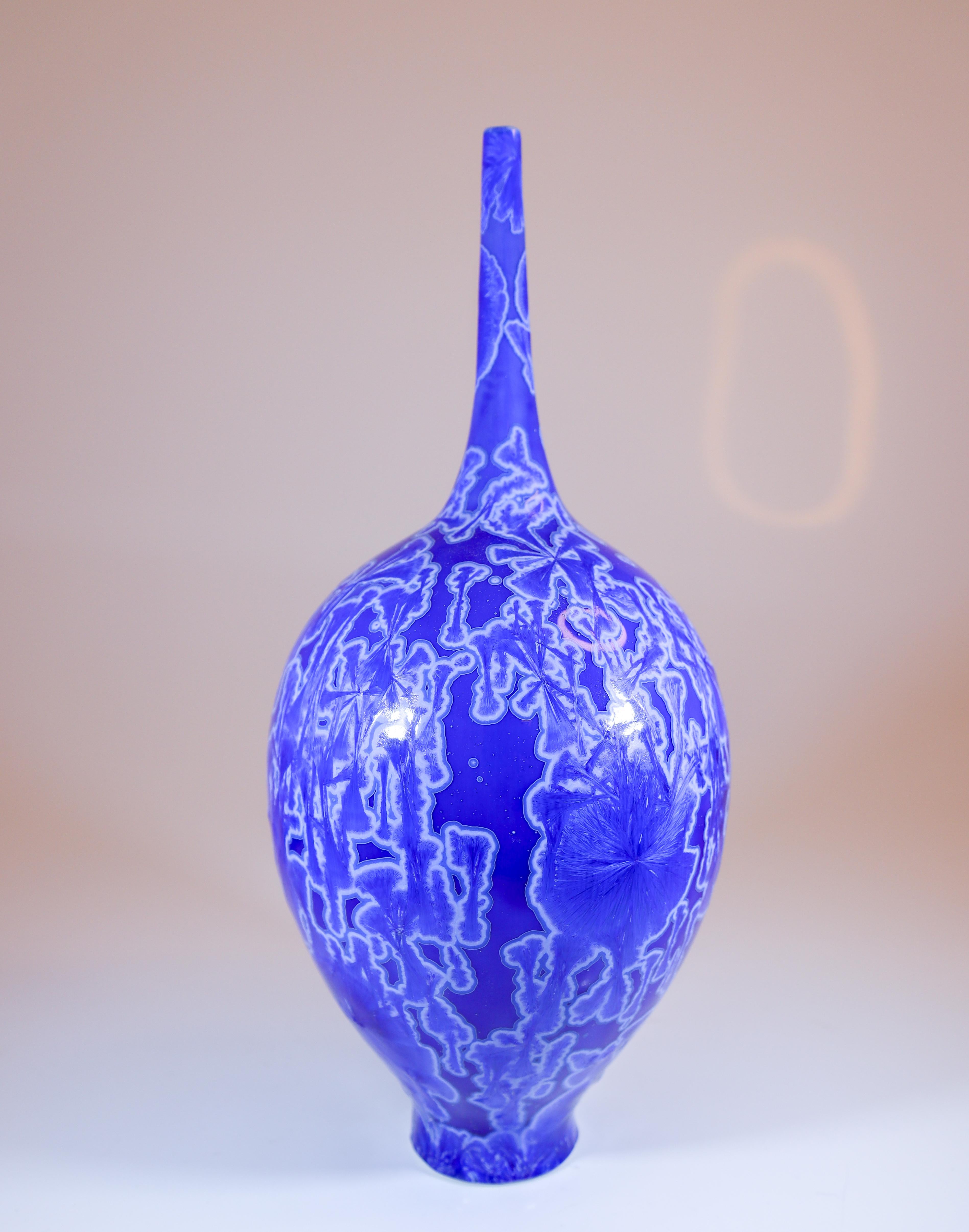 Scandinave moderne Isak Isaksson Vase en céramique bleue émail cristallin Artiste contemporain en vente