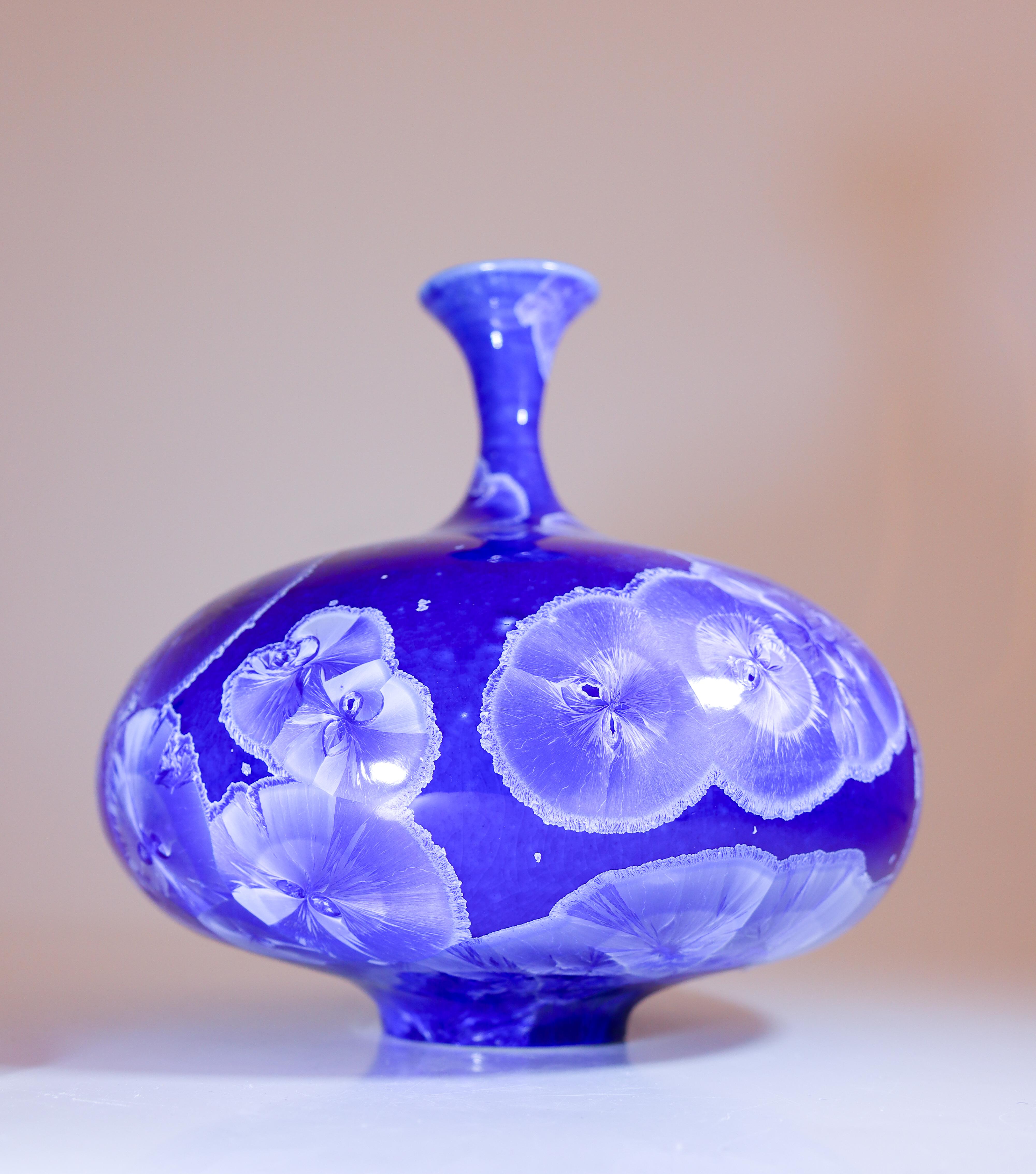 Isak Isaksson Blaue Keramikvase mit kristalliner Glasur Zeitgenössischer Künstler (Skandinavische Moderne) im Angebot