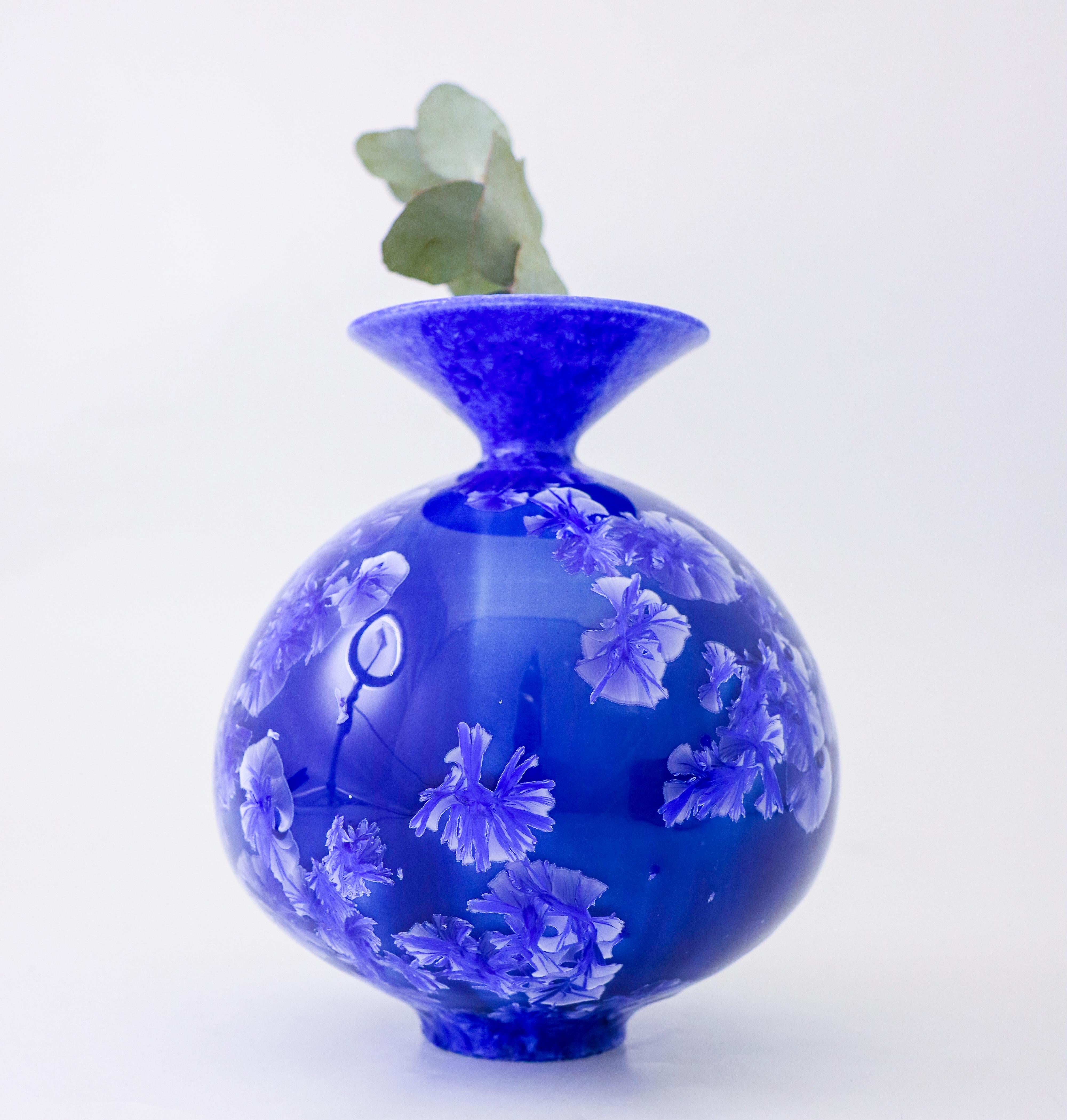 Suédois Isak Isaksson Vase en céramique bleue émail cristallin Artiste contemporain en vente