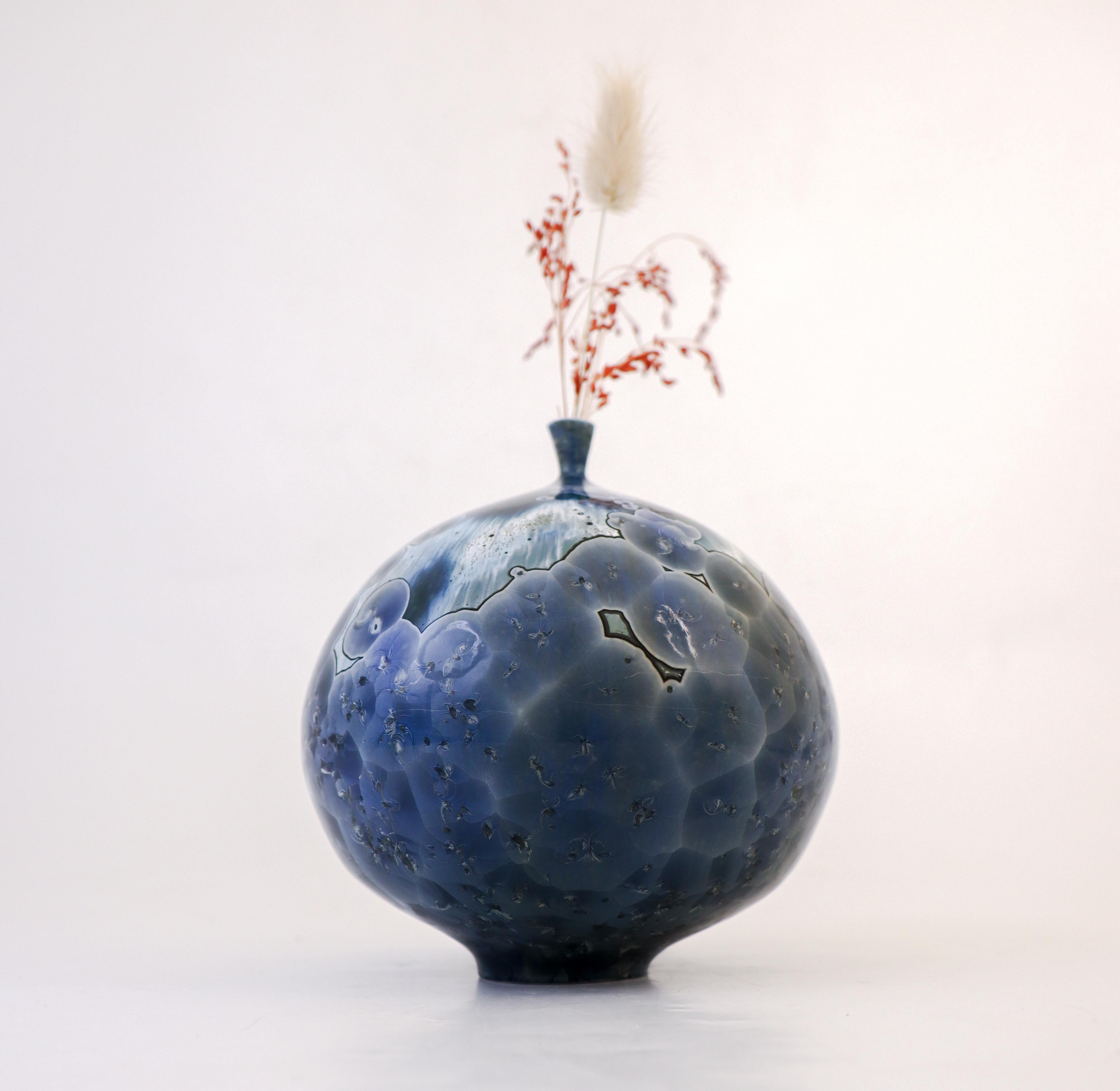 Isak Isaksson Blaue Keramikvase, kristalline Glasur Zeitgenössischer Künstler (Schwedisch)