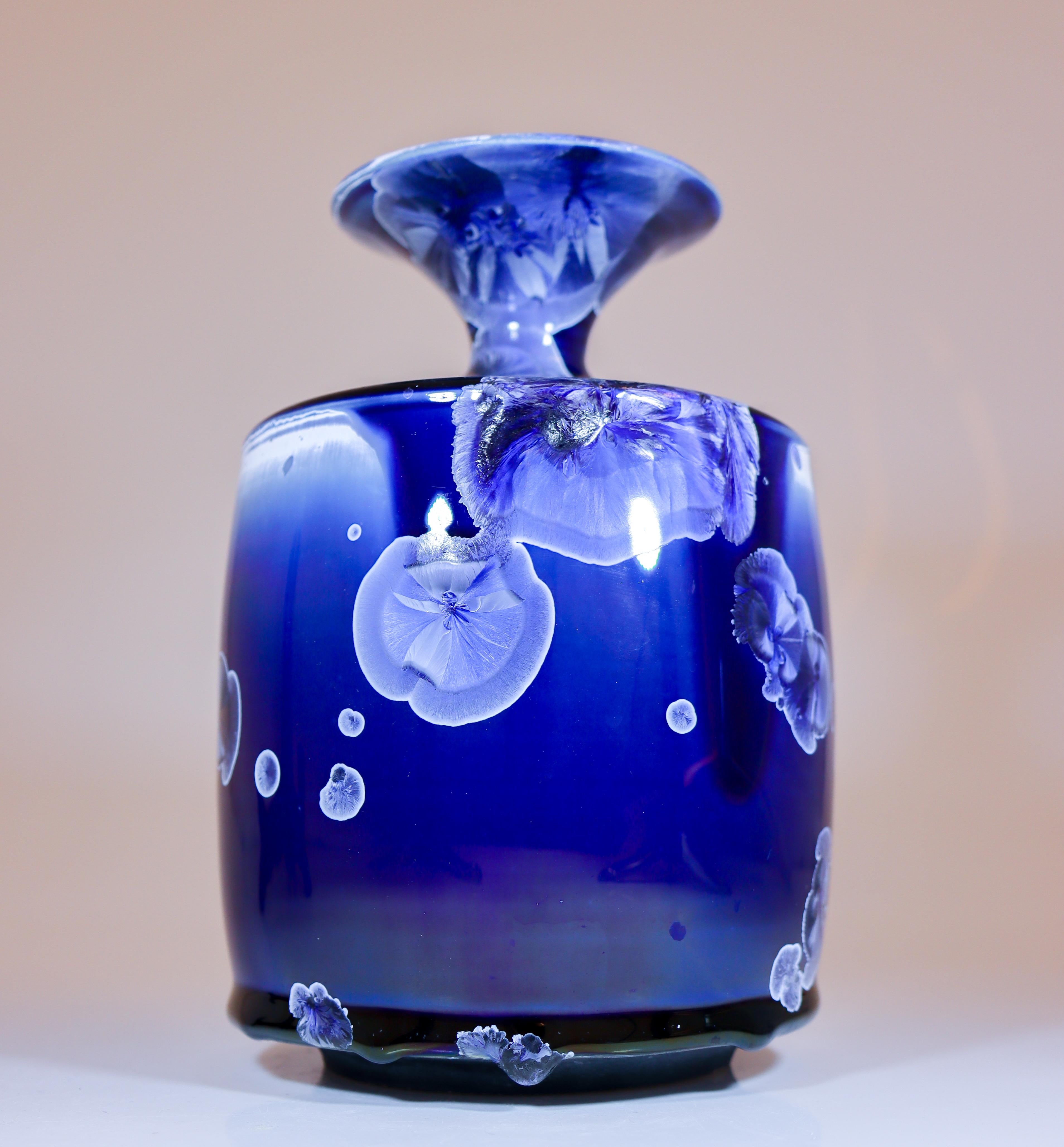 Suédois Isak Isaksson Vase en céramique bleue émail cristallin Artiste contemporain en vente