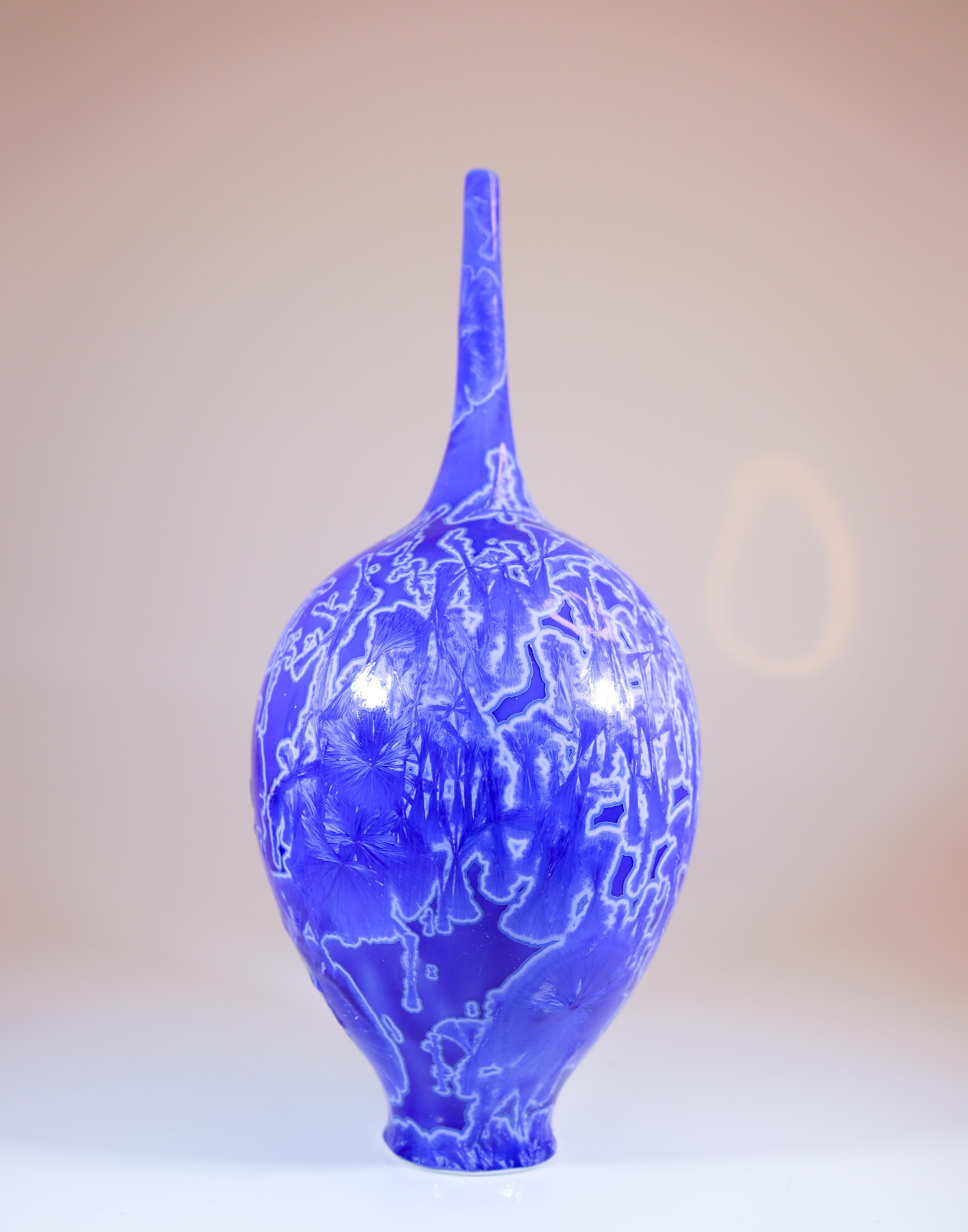 Suédois Isak Isaksson Vase en céramique bleue émail cristallin Artiste contemporain en vente