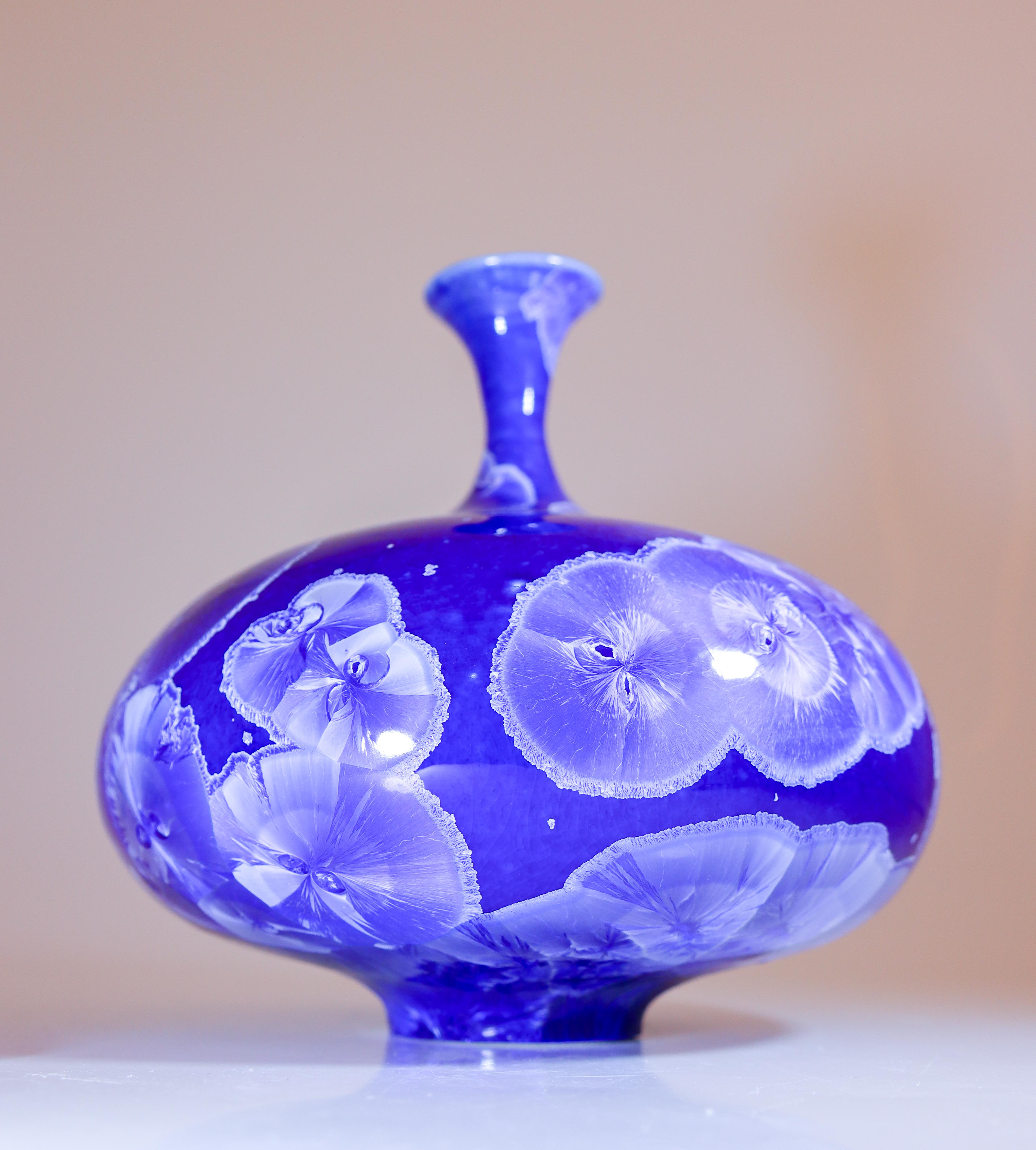 Isak Isaksson Blaue Keramikvase mit kristalliner Glasur Zeitgenössischer Künstler (Schwedisch) im Angebot
