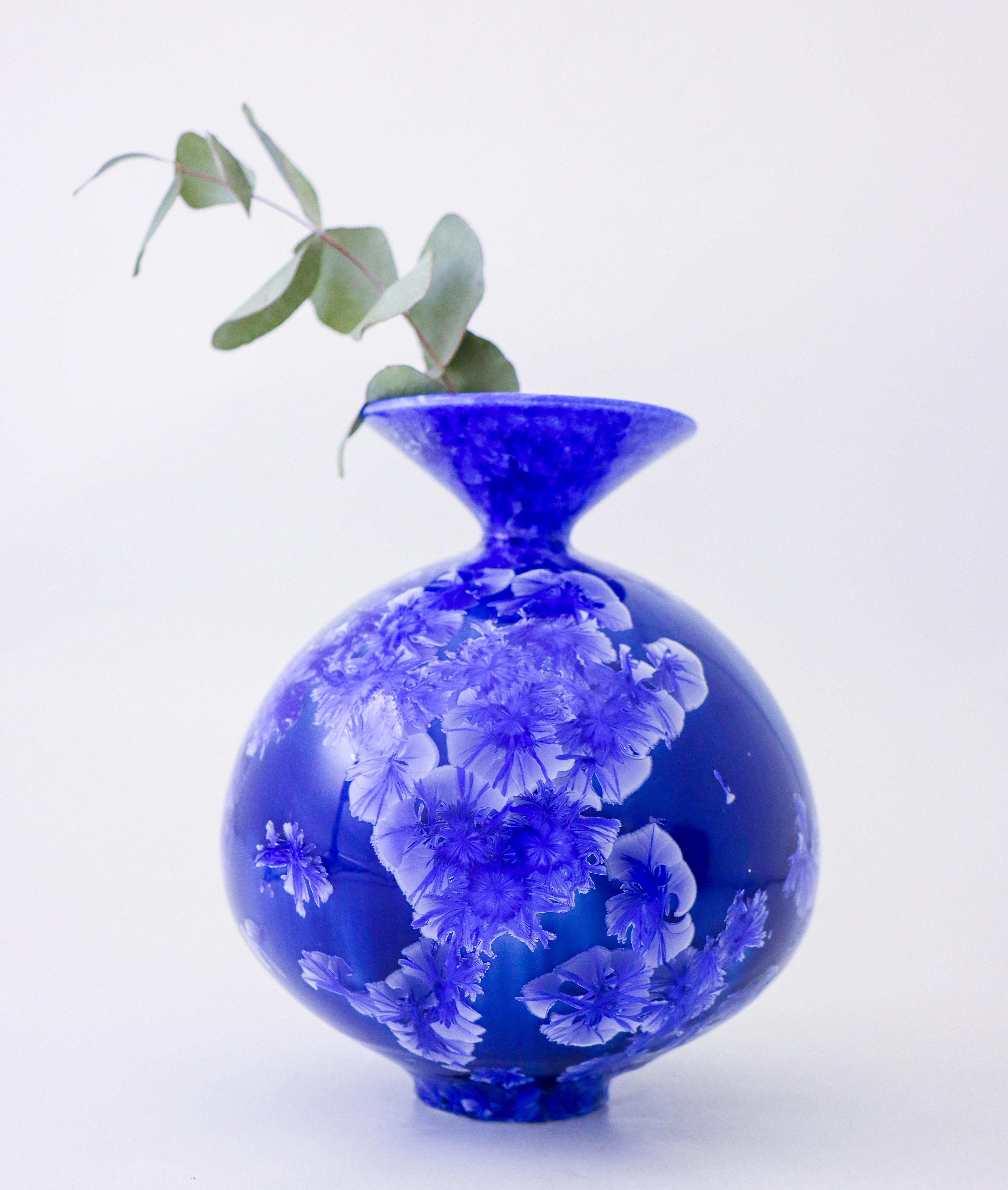 Vernissé Isak Isaksson Vase en céramique bleue émail cristallin Artiste contemporain en vente