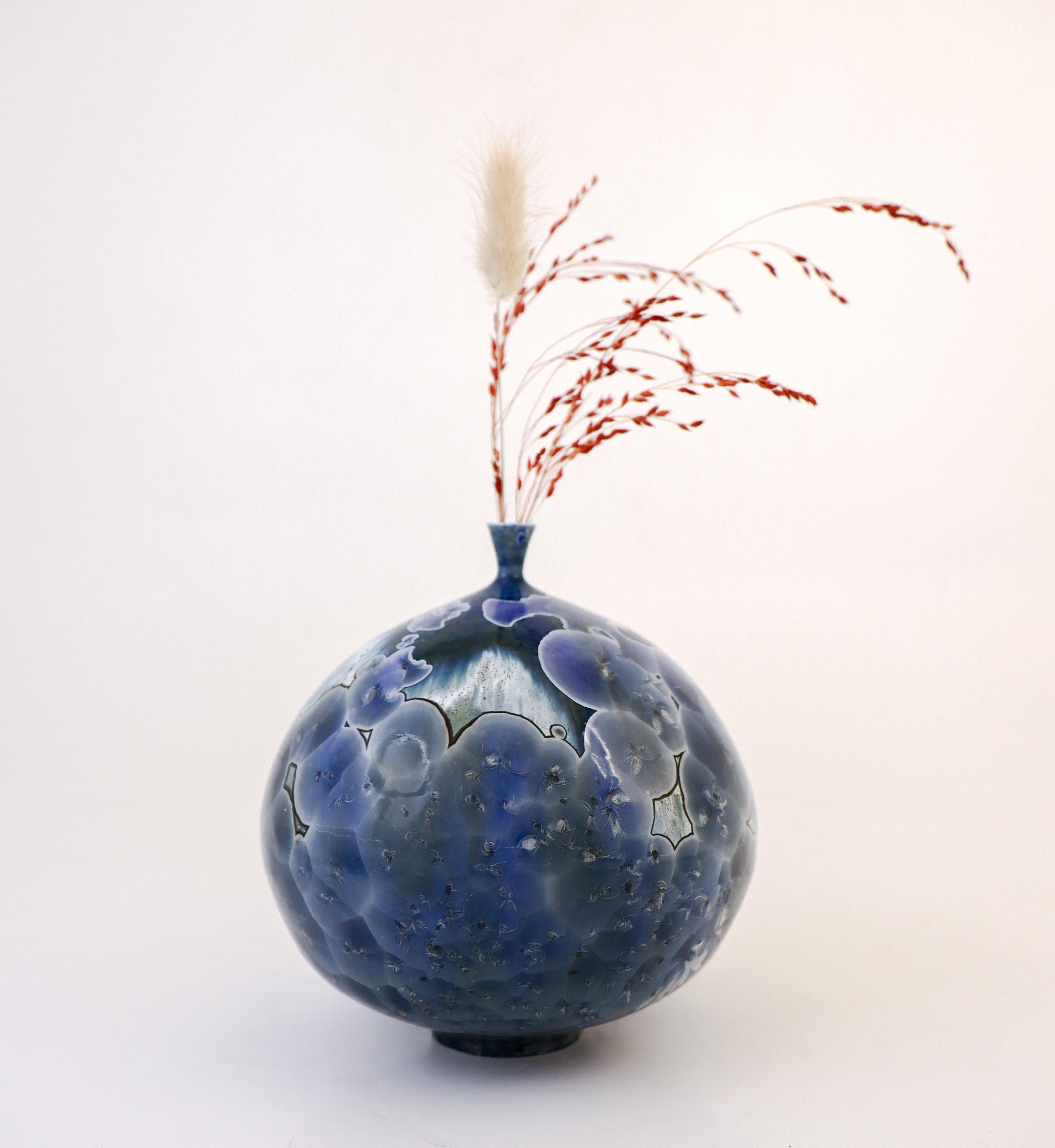 Isak Isaksson Blaue Keramikvase, kristalline Glasur Zeitgenössischer Künstler (Glasiert)