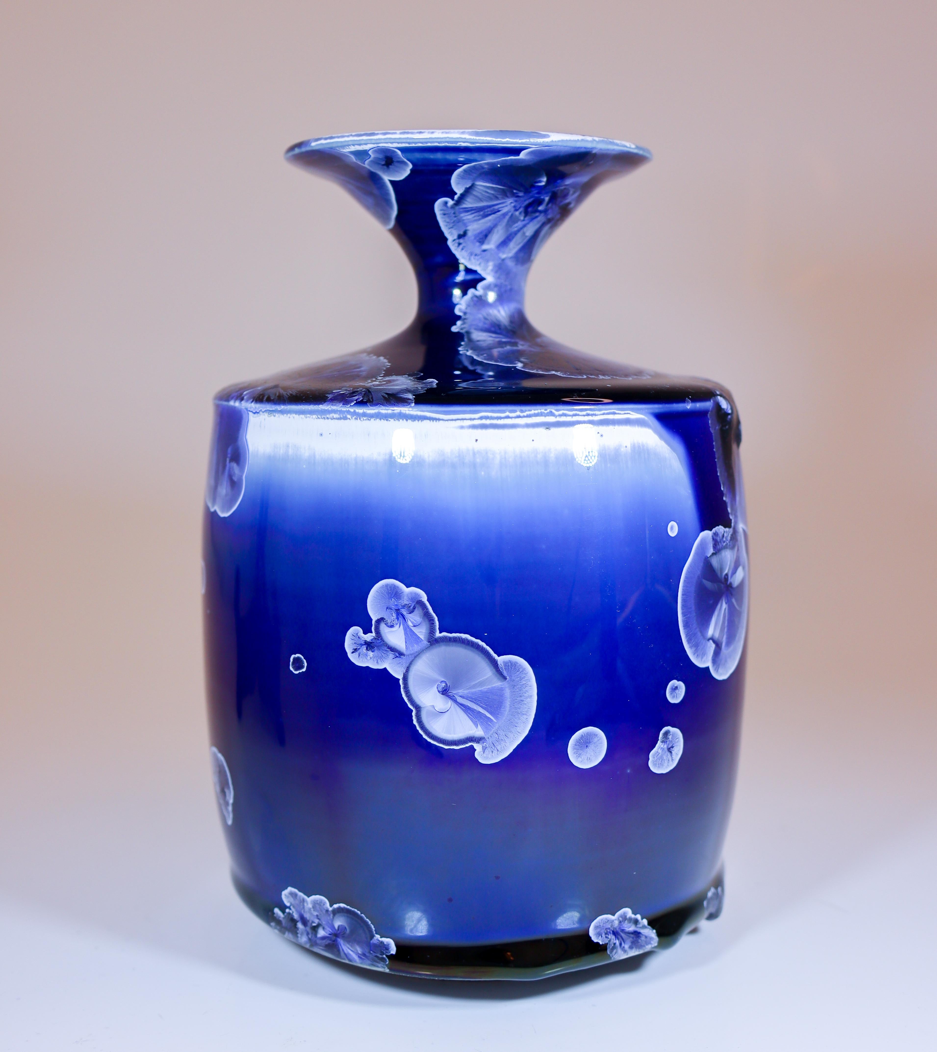 Vernissé Isak Isaksson Vase en céramique bleue émail cristallin Artiste contemporain en vente
