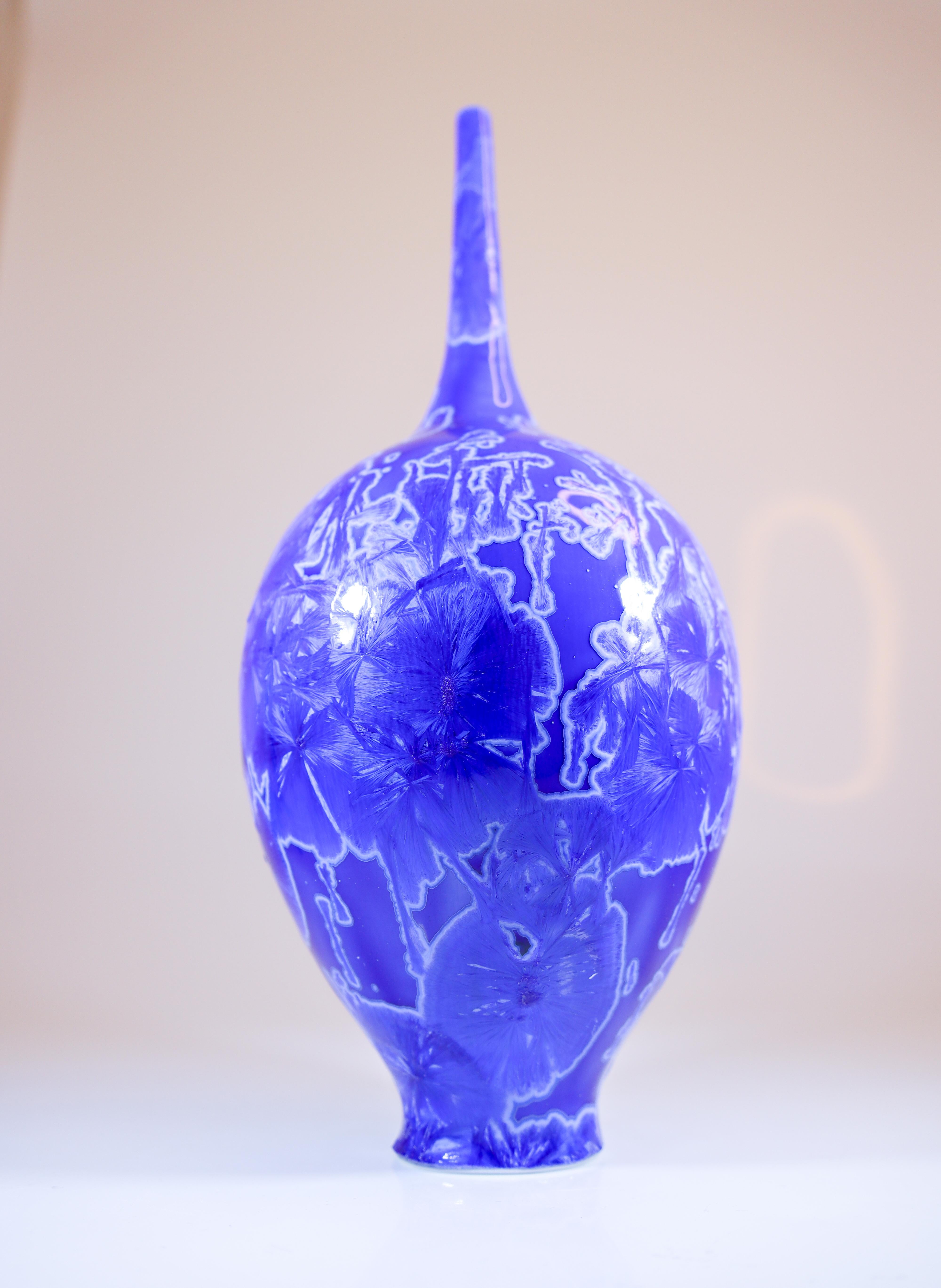 Vernissé Isak Isaksson Vase en céramique bleue émail cristallin Artiste contemporain en vente
