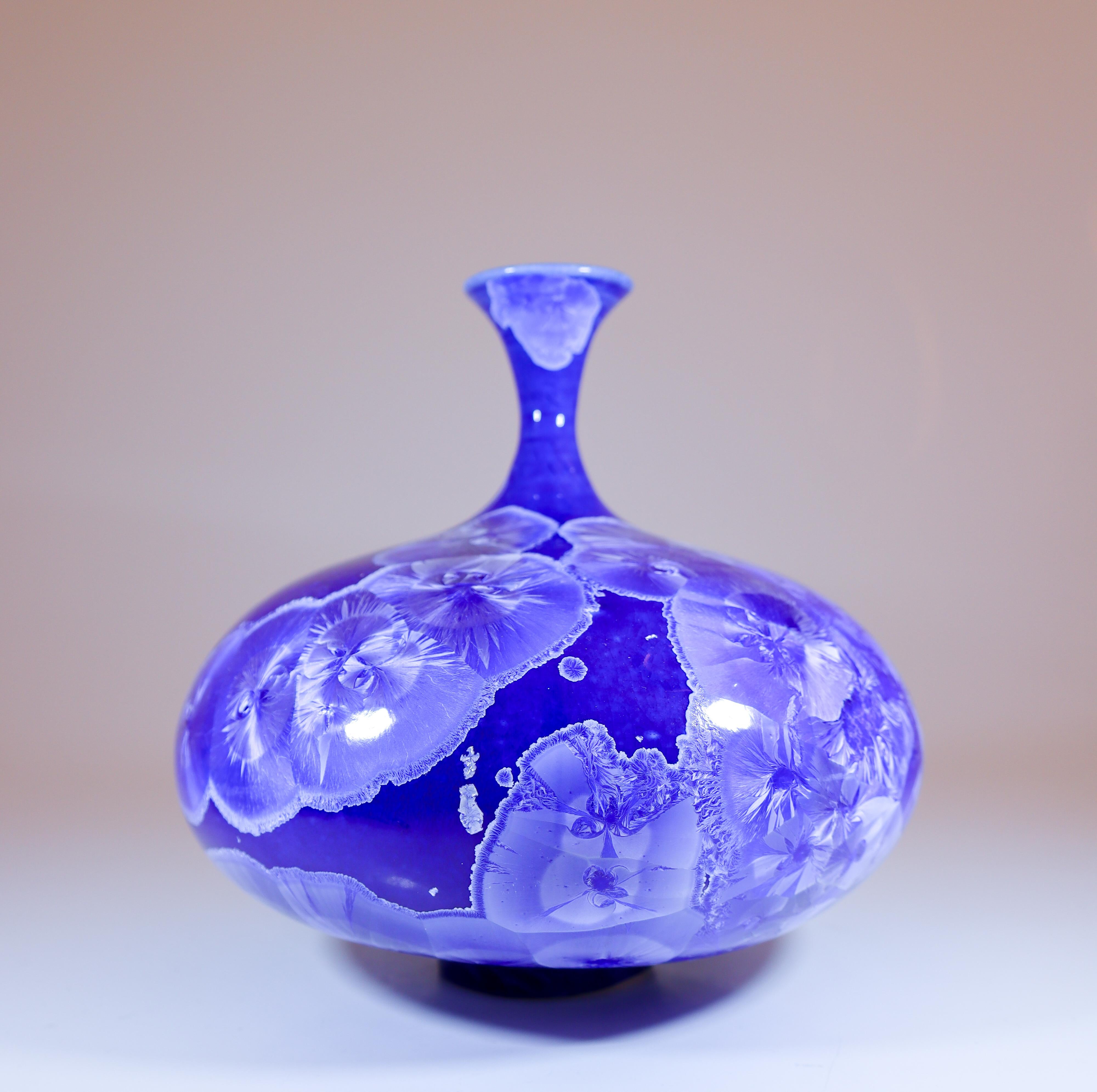 Isak Isaksson Blaue Keramikvase mit kristalliner Glasur Zeitgenössischer Künstler (Glasiert) im Angebot