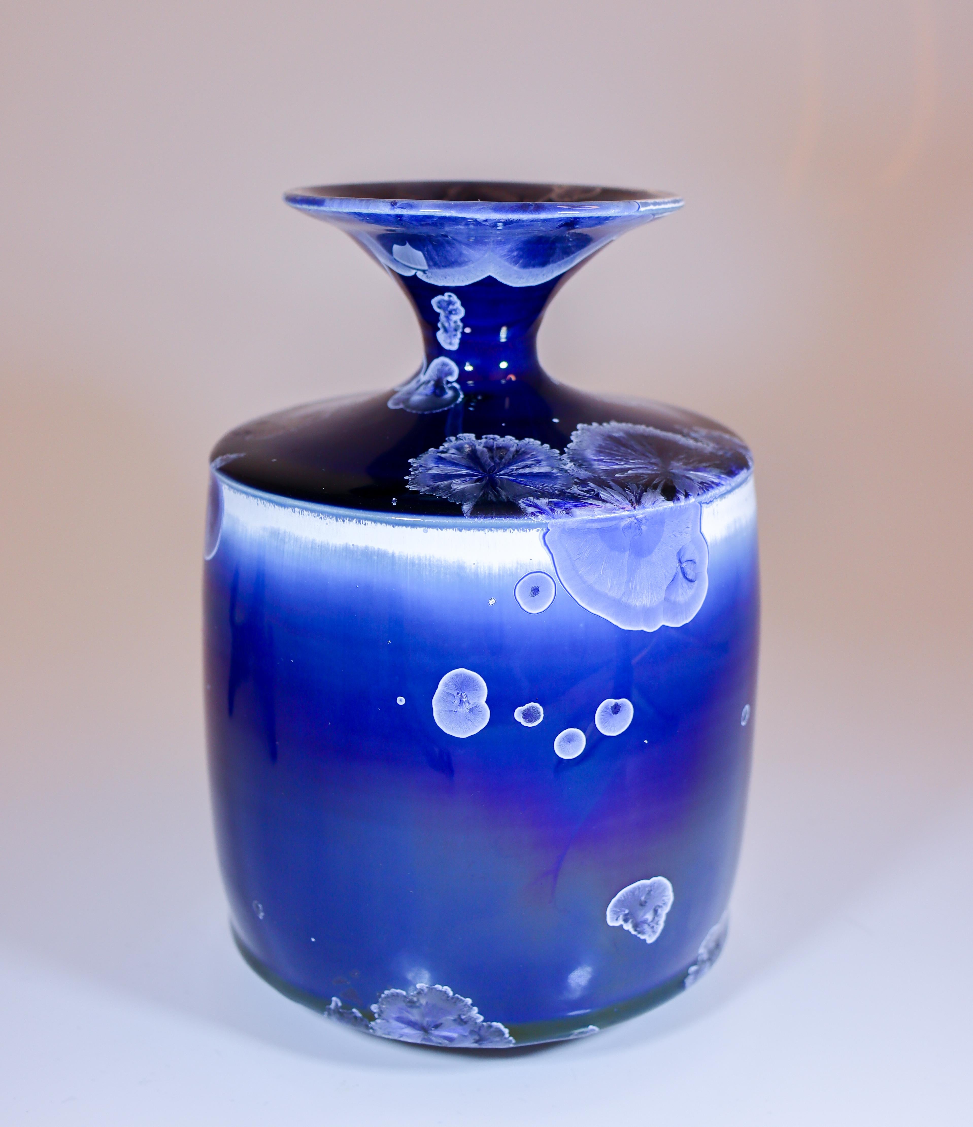 Isak Isaksson Vase en céramique bleue émail cristallin Artiste contemporain Excellent état - En vente à Stockholm, SE