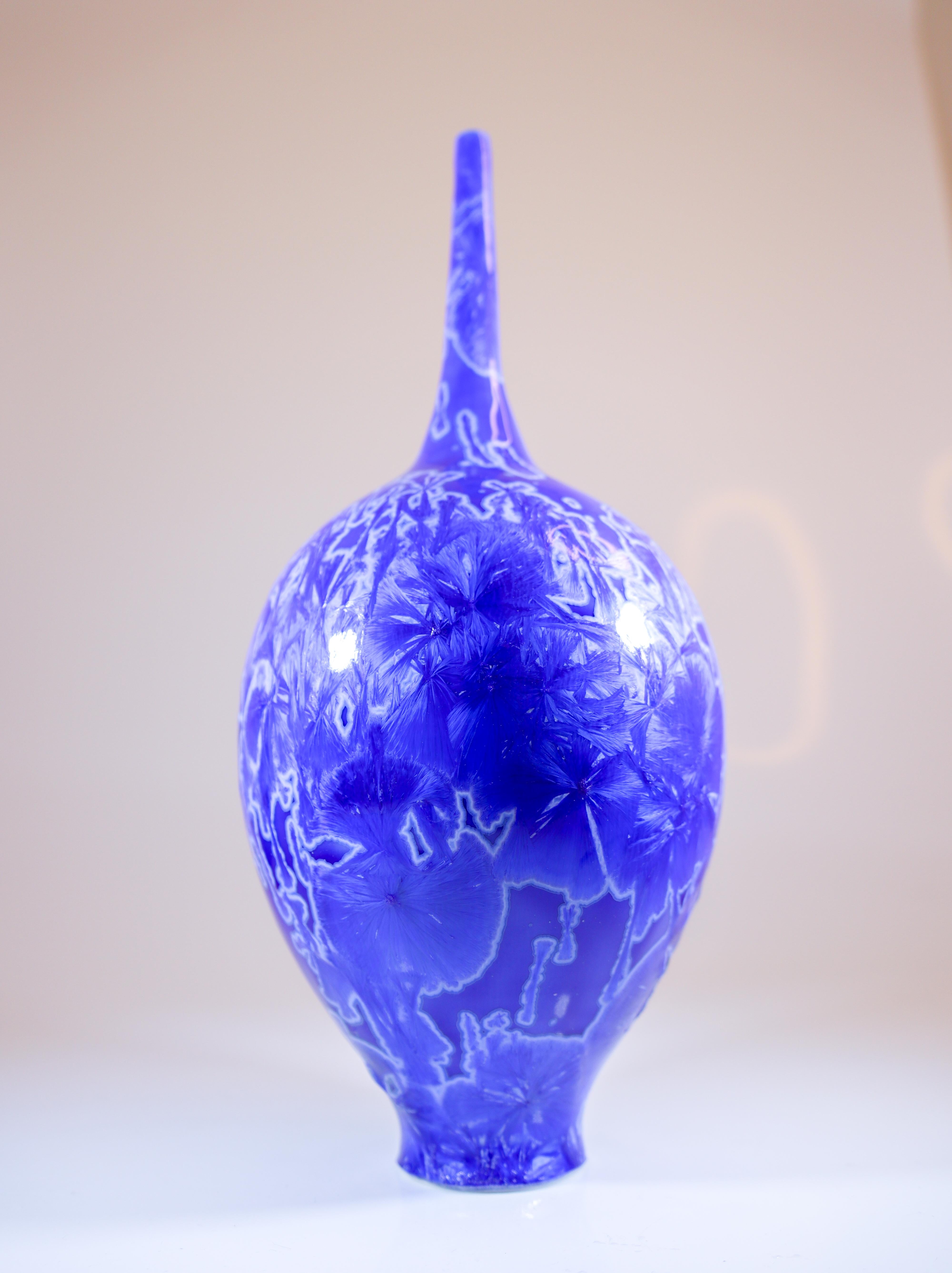 Isak Isaksson Vase en céramique bleue émail cristallin Artiste contemporain Excellent état - En vente à Stockholm, SE