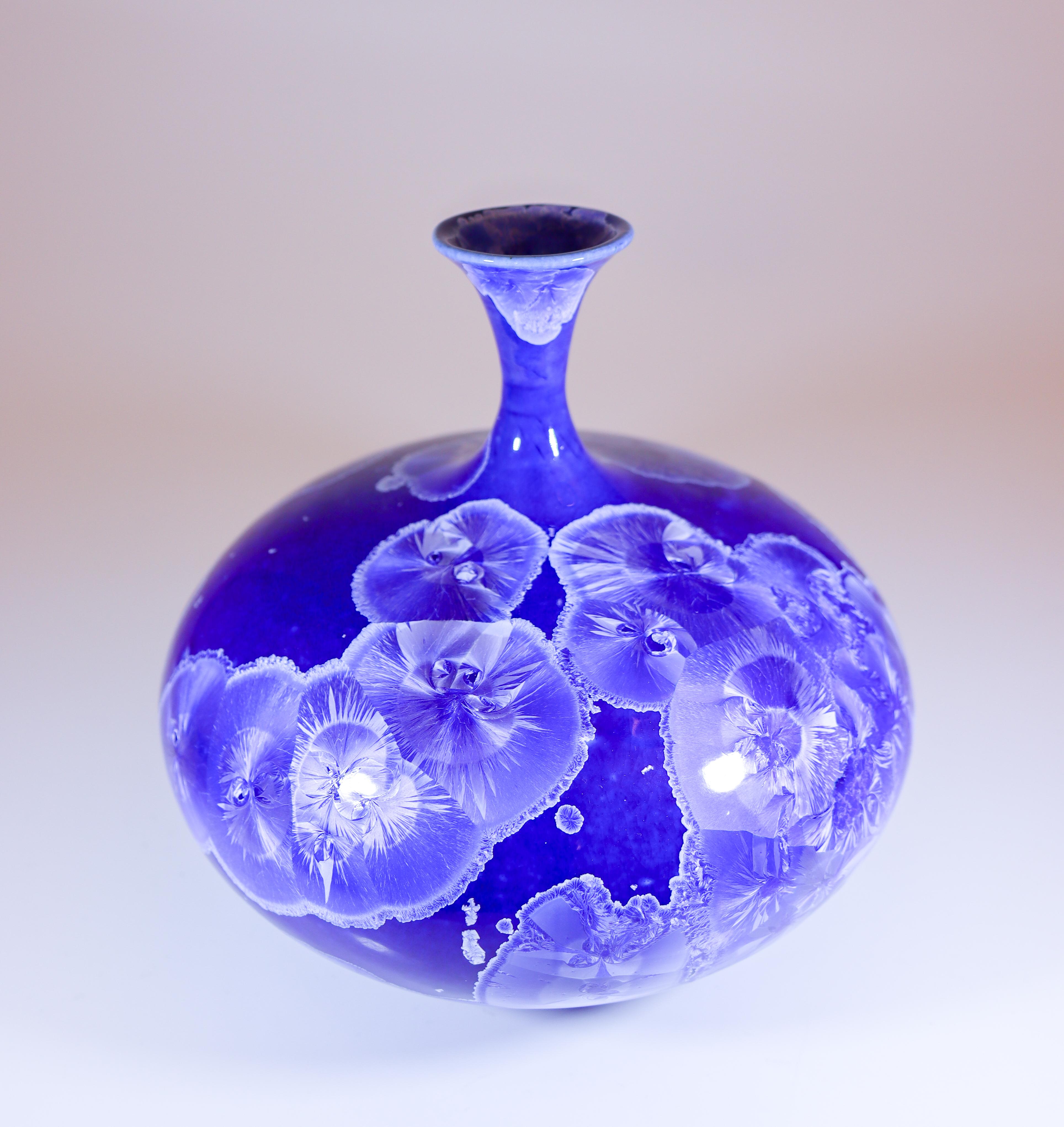 Isak Isaksson Blaue Keramikvase mit kristalliner Glasur Zeitgenössischer Künstler im Zustand „Hervorragend“ im Angebot in Stockholm, SE