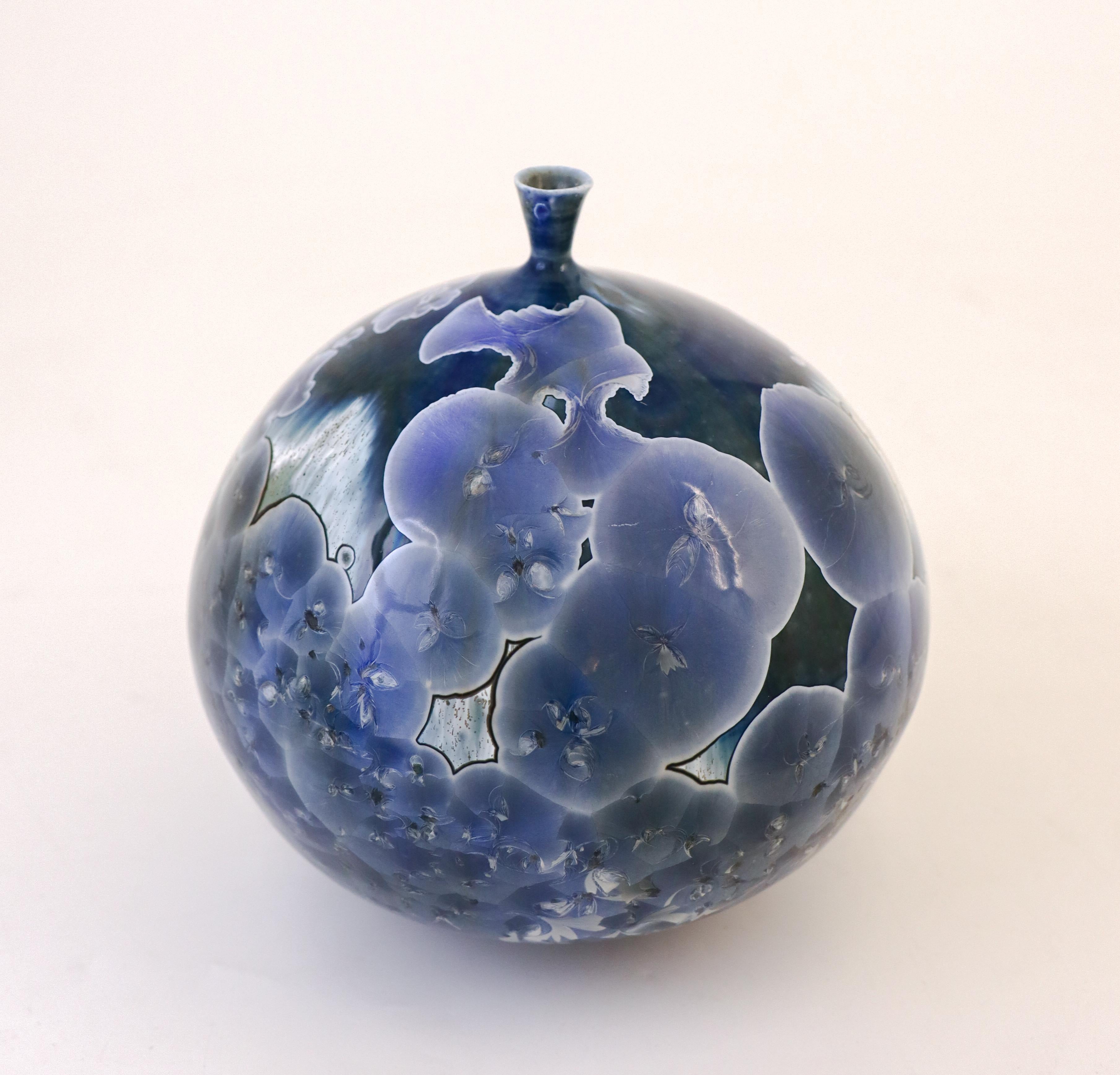 Isak Isaksson Blaue Keramikvase, kristalline Glasur Zeitgenössischer Künstler (21. Jahrhundert und zeitgenössisch)