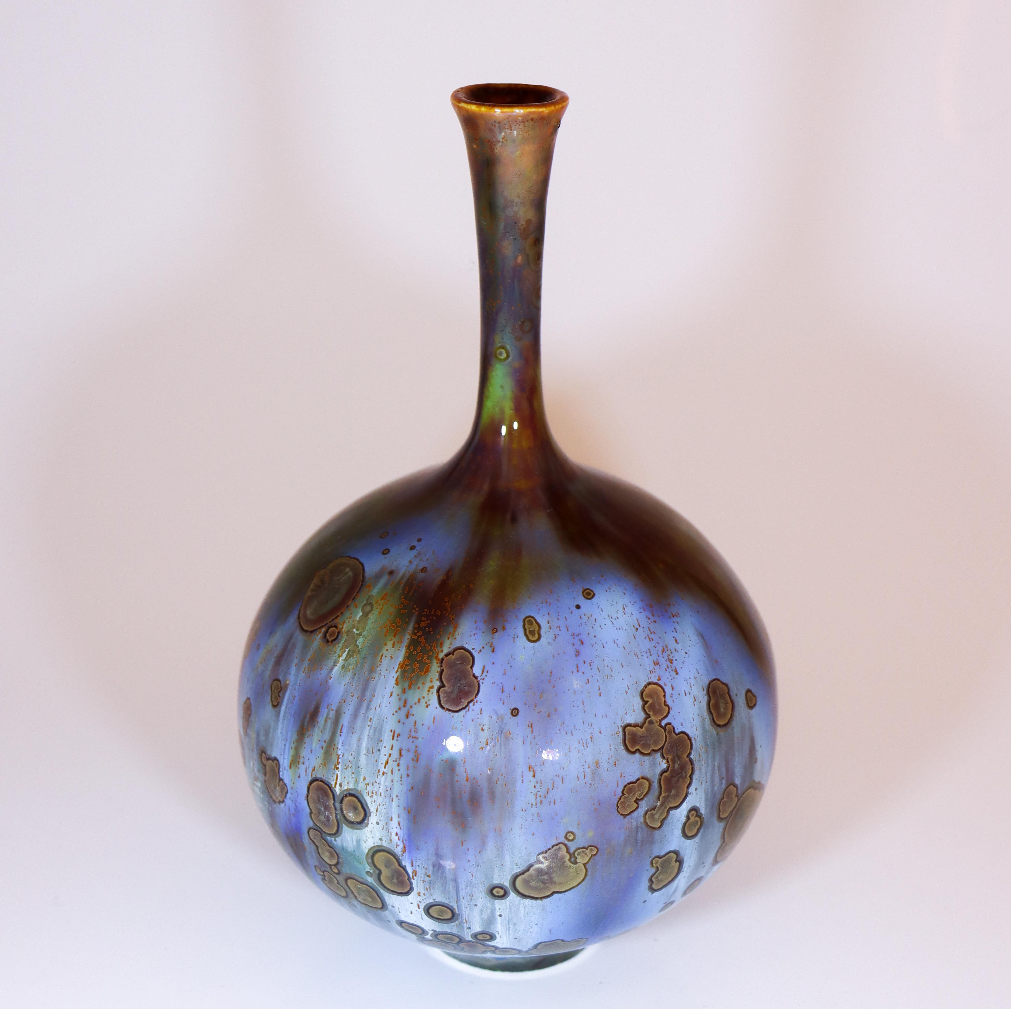 XXI secolo e contemporaneo Isak Isaksson Vaso in ceramica blu Smalto cristallino Artista contemporaneo